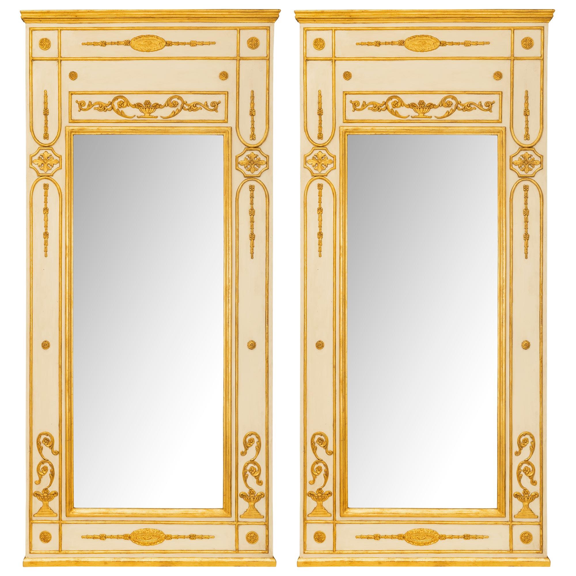 Paire de miroirs Trumeau italiens du 18ème siècle de style Louis XVI en bois patiné et doré en vente 4