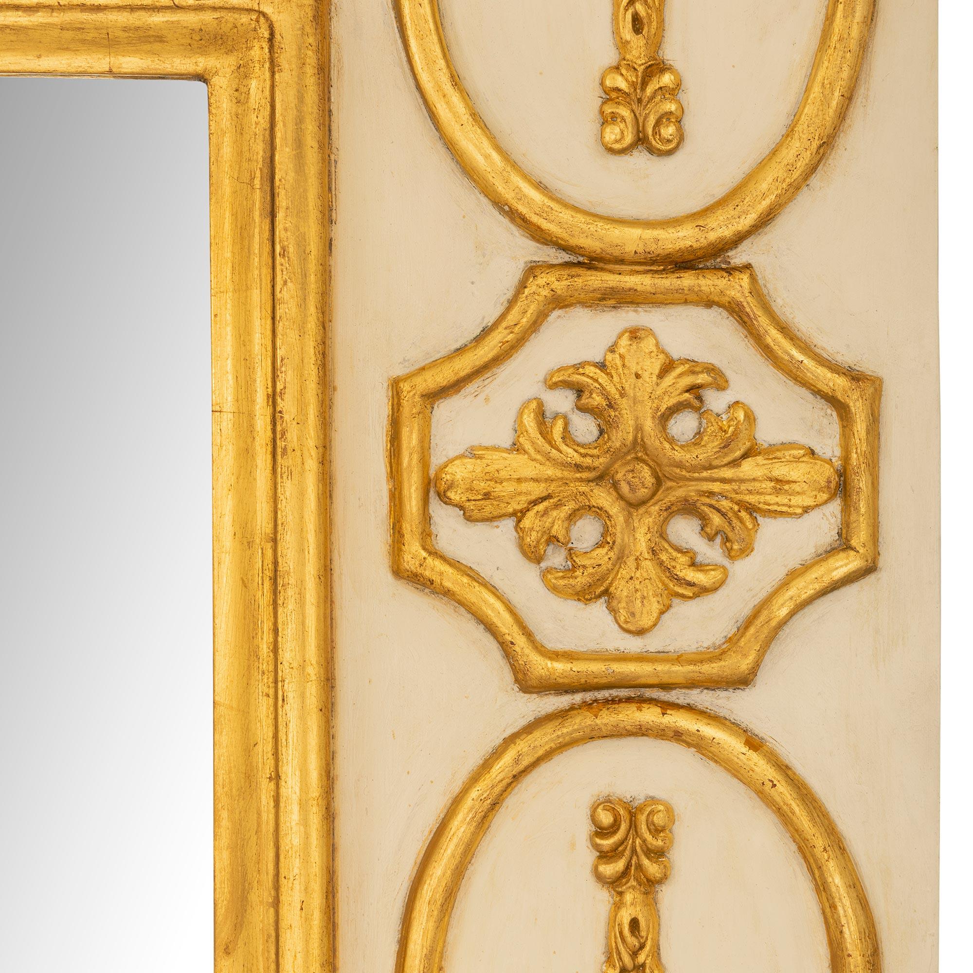 Miroir Paire de miroirs Trumeau italiens du 18ème siècle de style Louis XVI en bois patiné et doré en vente