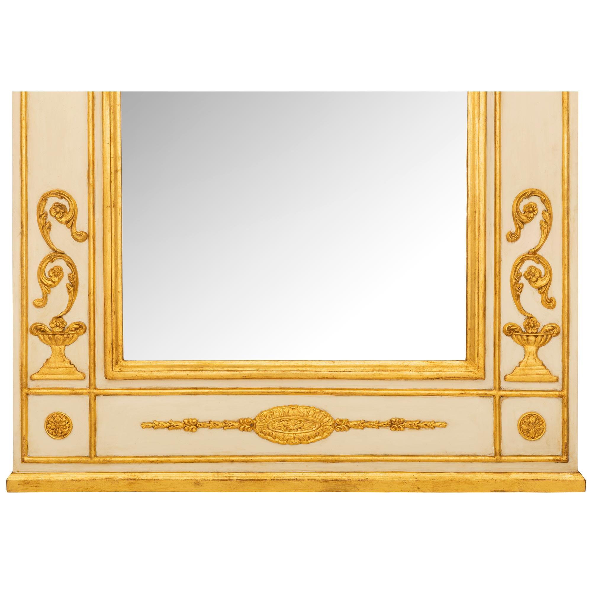 Paire de miroirs Trumeau italiens du 18ème siècle de style Louis XVI en bois patiné et doré en vente 2