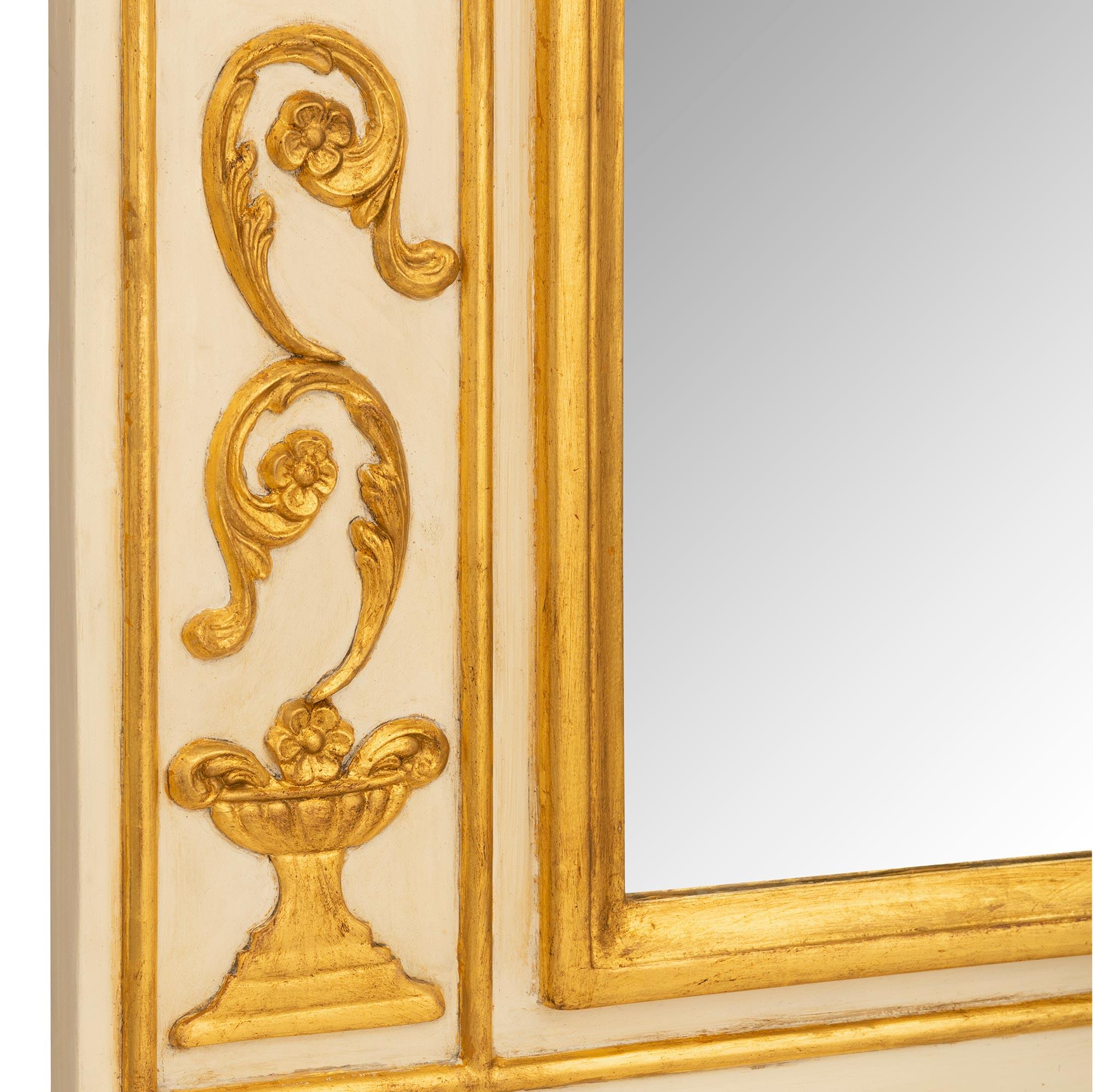 Paire de miroirs Trumeau italiens du 18ème siècle de style Louis XVI en bois patiné et doré en vente 3