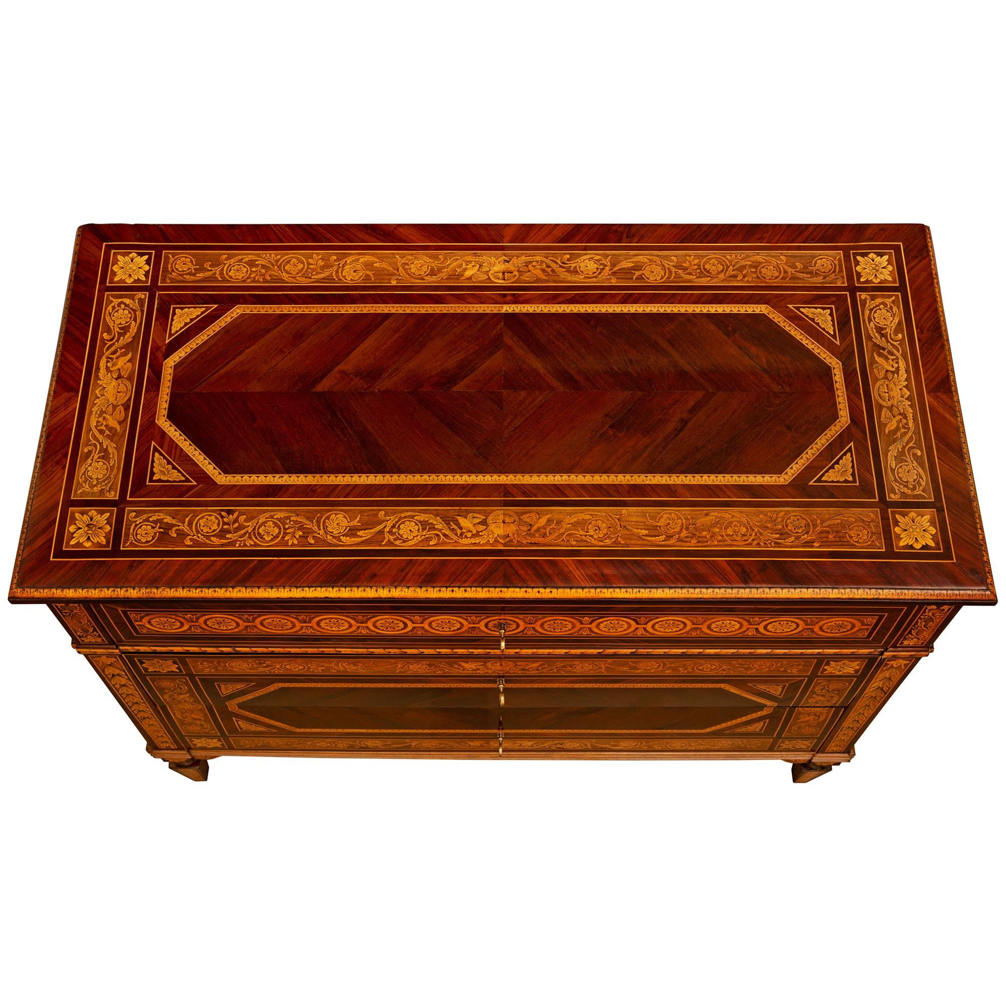 Paar italienische Kommoden aus Tulipwood und Kingwood im Stil Louis XVI des 18. im Angebot 3