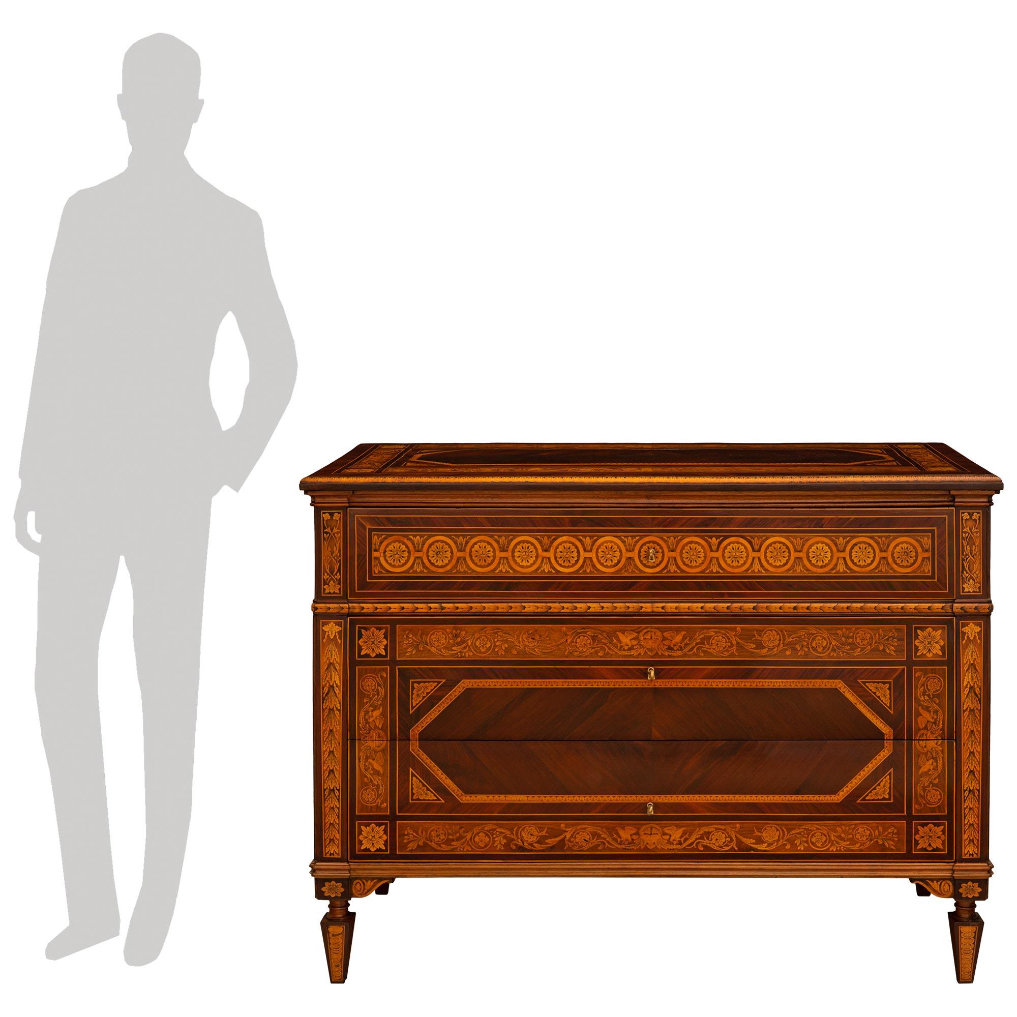 Ein sensationelles und höchst beeindruckendes Paar italienischer Kommoden aus Tulipwood und Kingwood aus dem 18. Jede hochdetaillierte rechteckige Kommode mit drei Schubladen steht auf vier quadratischen, topfförmigen Füßen mit 'C'-förmigen