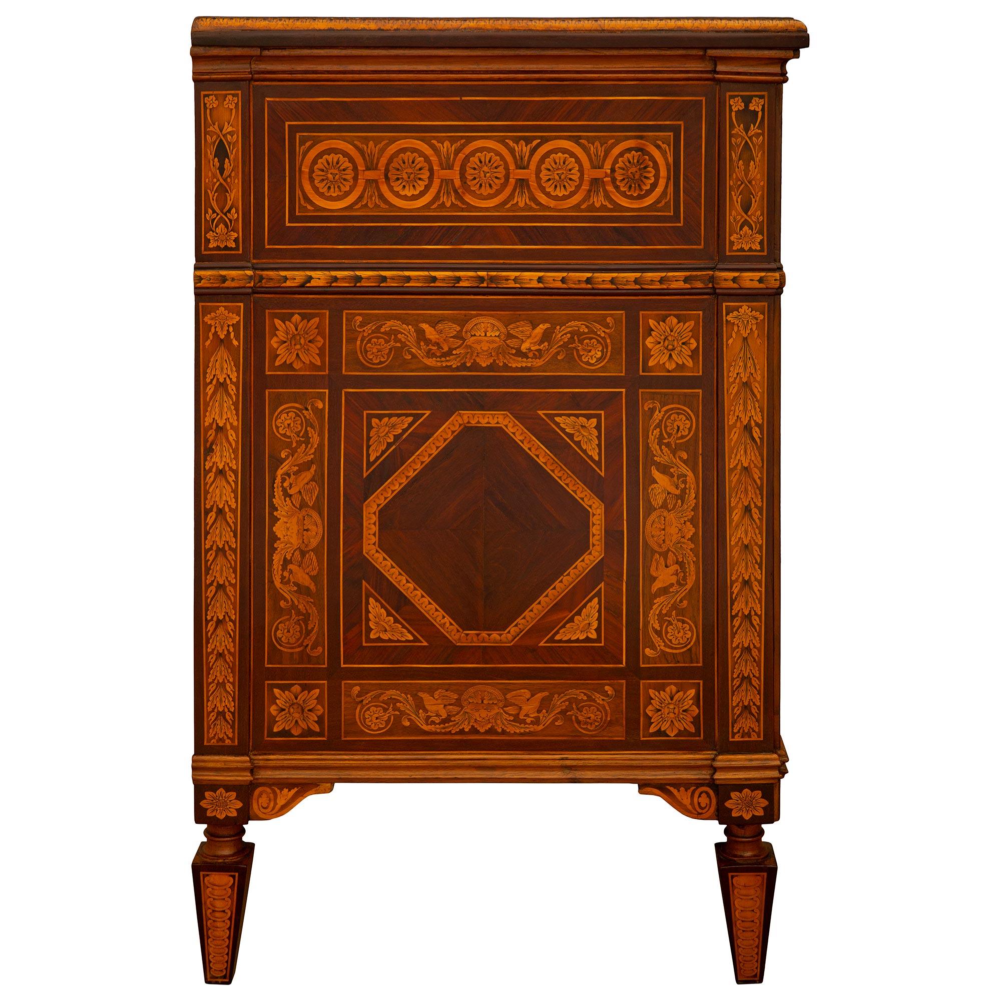 Paar italienische Kommoden aus Tulipwood und Kingwood im Stil Louis XVI des 18. im Zustand „Gut“ im Angebot in West Palm Beach, FL