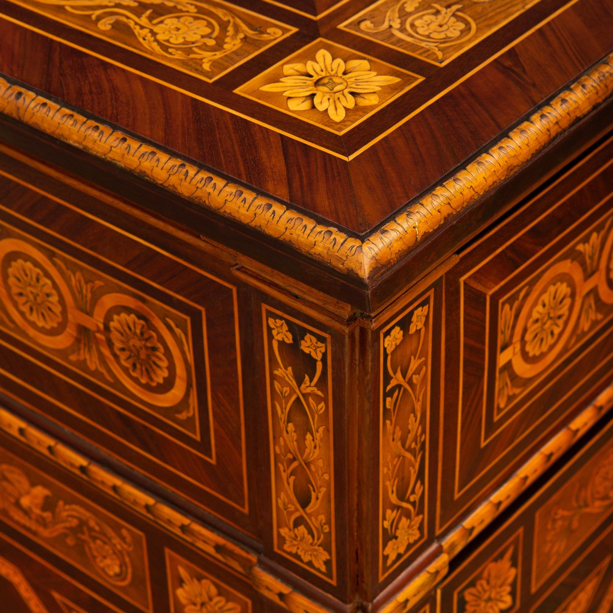 Paar italienische Kommoden aus Tulipwood und Kingwood im Stil Louis XVI des 18. (18. Jahrhundert und früher) im Angebot