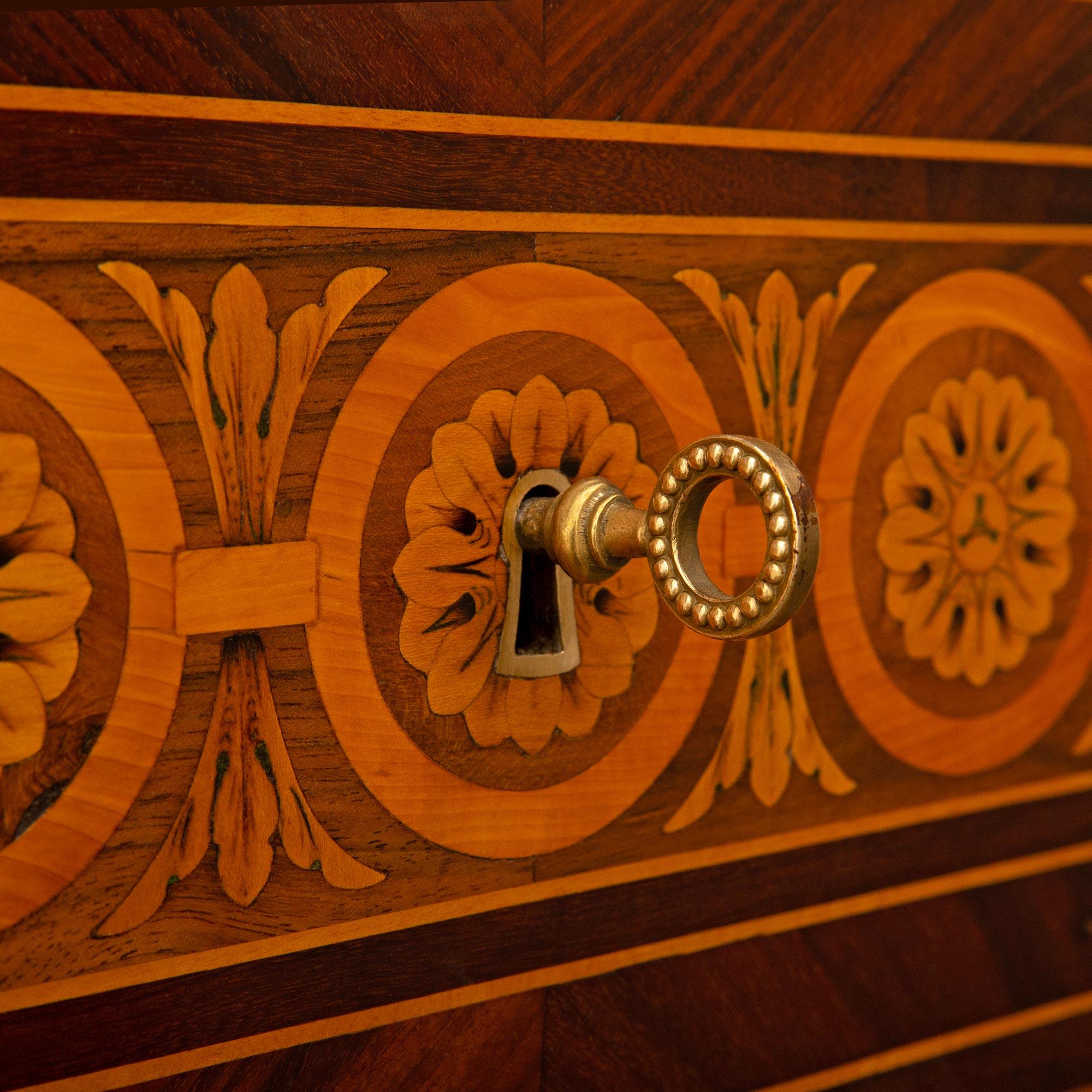 Paar italienische Kommoden aus Tulipwood und Kingwood im Stil Louis XVI des 18. (Veilchenholz) im Angebot