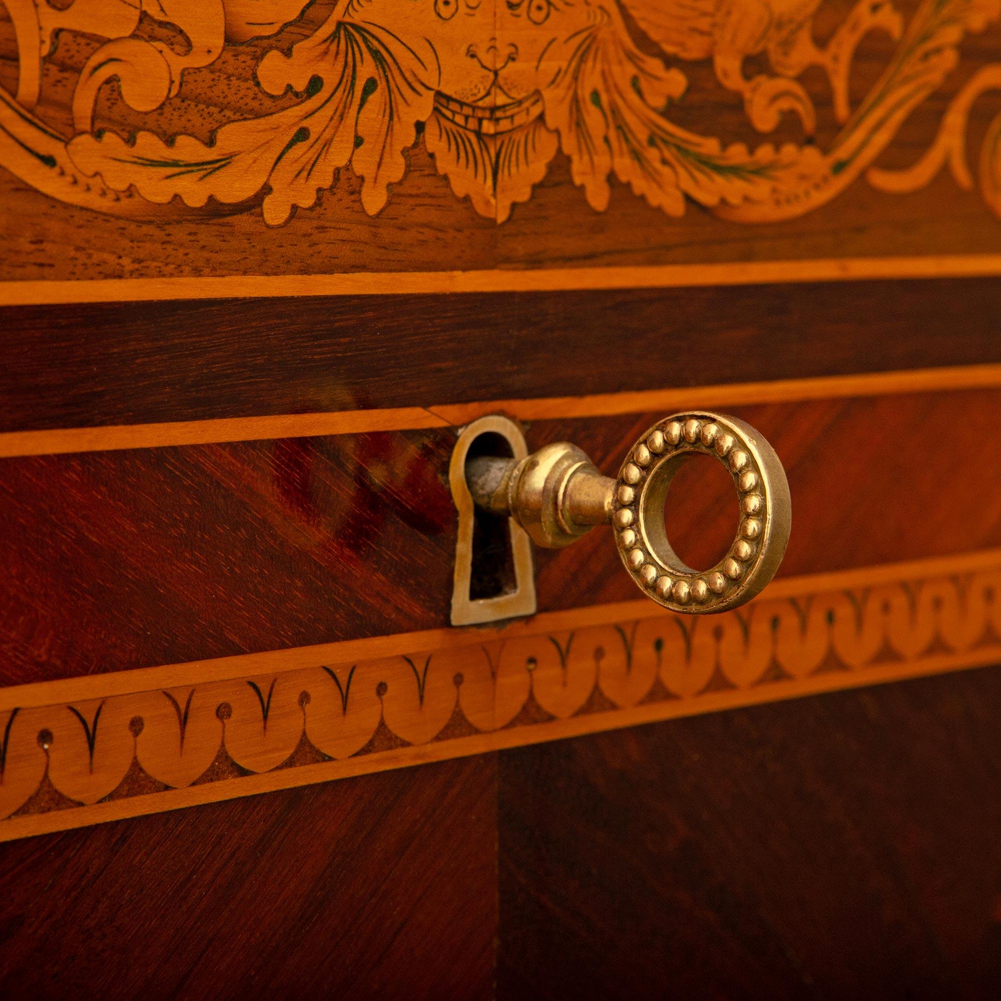 Paar italienische Kommoden aus Tulipwood und Kingwood im Stil Louis XVI des 18. im Angebot 1