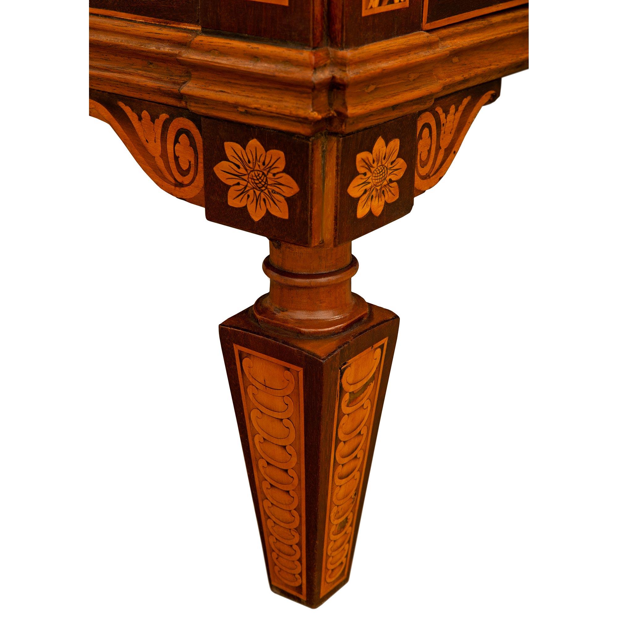 Paar italienische Kommoden aus Tulipwood und Kingwood im Stil Louis XVI des 18. im Angebot 2