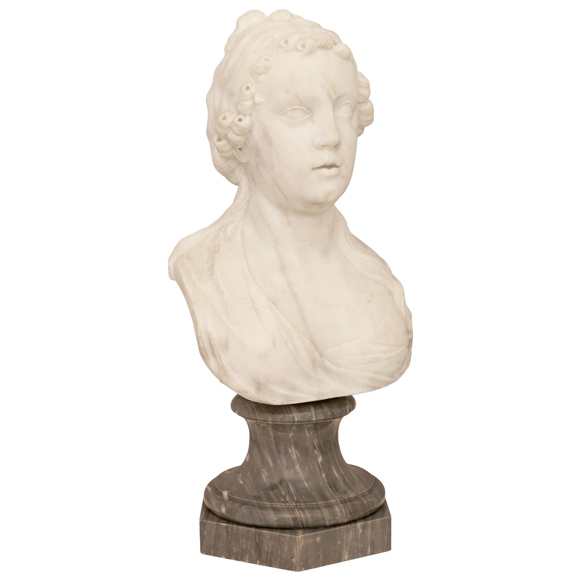 Pareja de bustos italianos del siglo XVIII Luis XVI de Carrara blanca y Santa Ana gris Italiano en venta