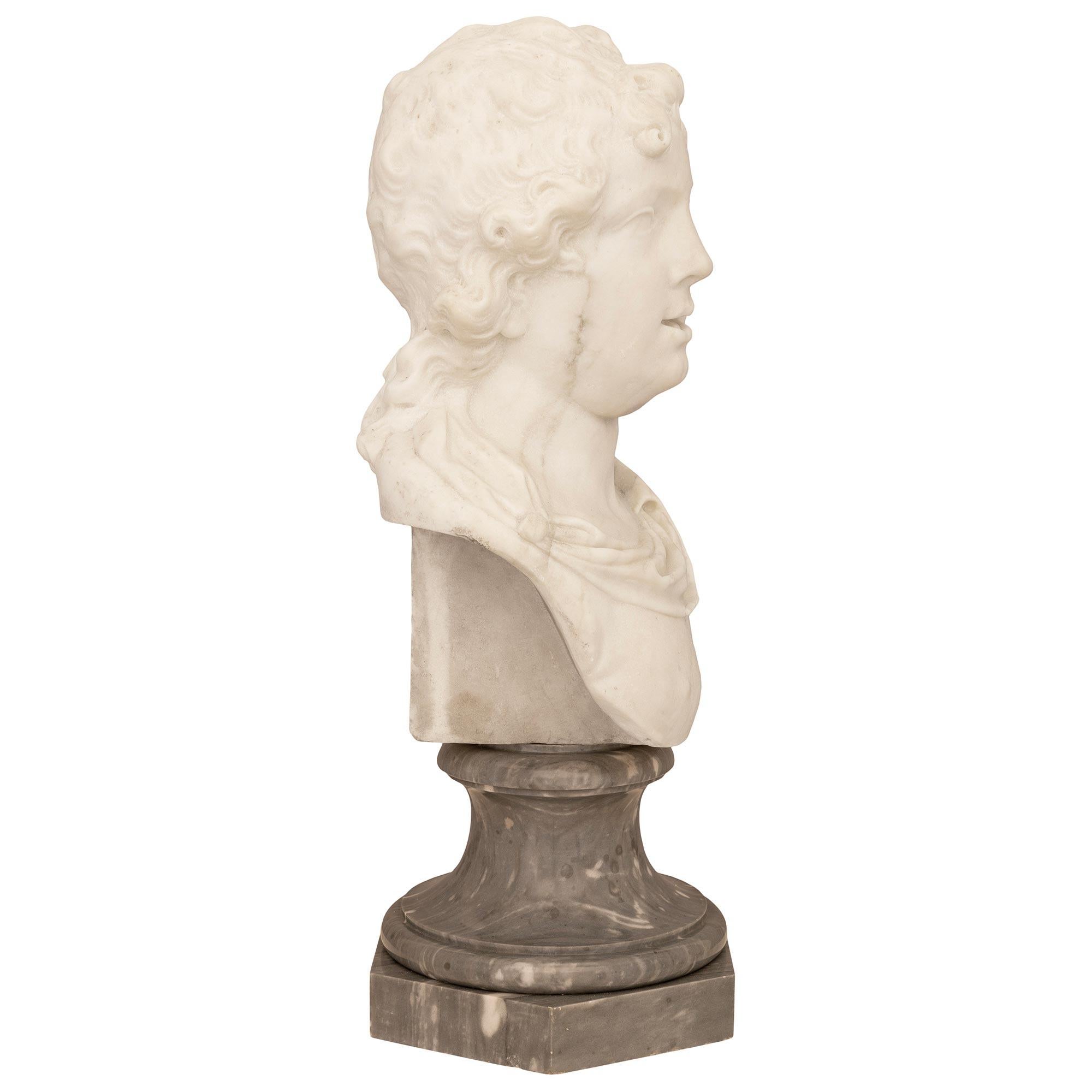 Pareja de bustos italianos del siglo XVIII Luis XVI de Carrara blanca y Santa Ana gris en Bueno estado para la venta en West Palm Beach, FL