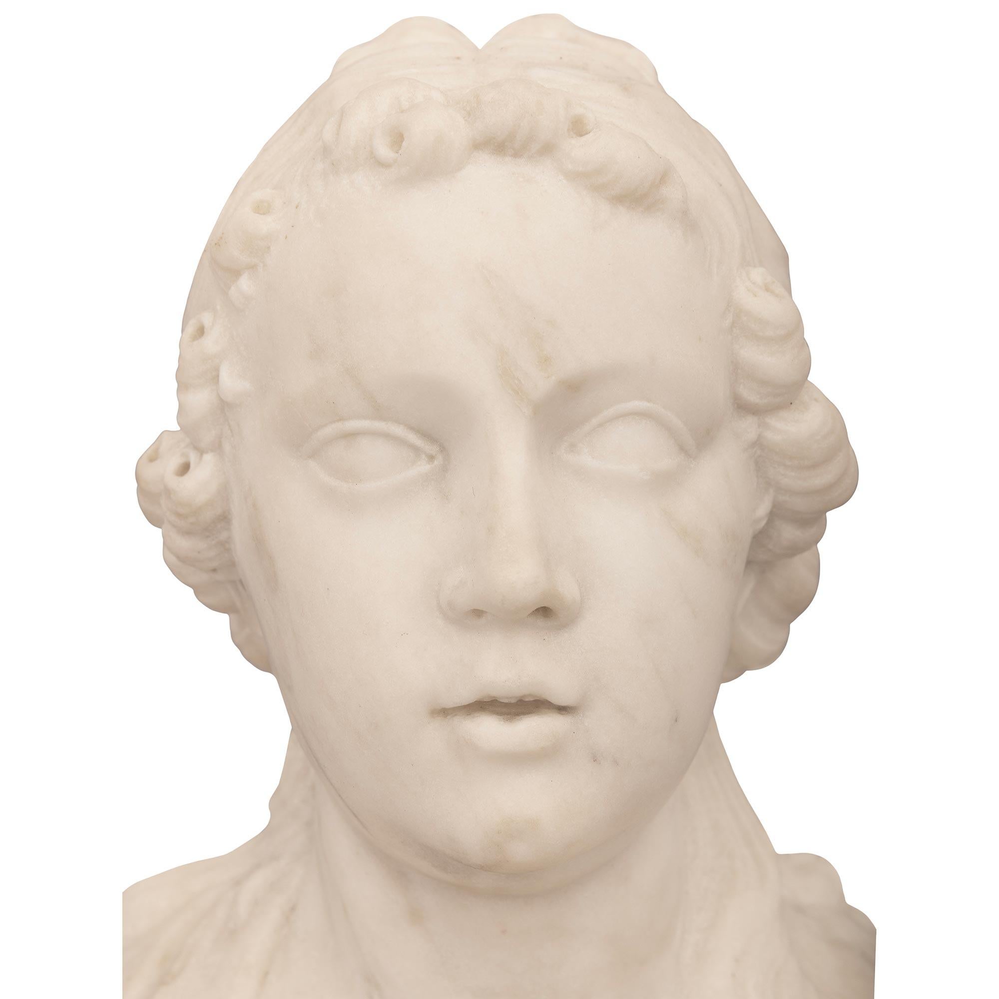 Pareja de bustos italianos del siglo XVIII Luis XVI de Carrara blanca y Santa Ana gris siglo XVIII y antes en venta
