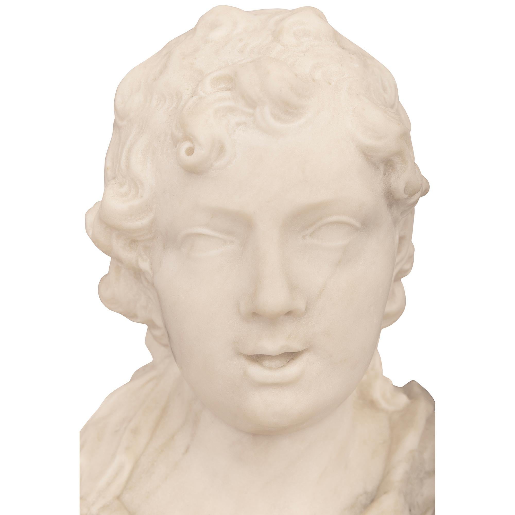 Pareja de bustos italianos del siglo XVIII Luis XVI de Carrara blanca y Santa Ana gris Mármol en venta