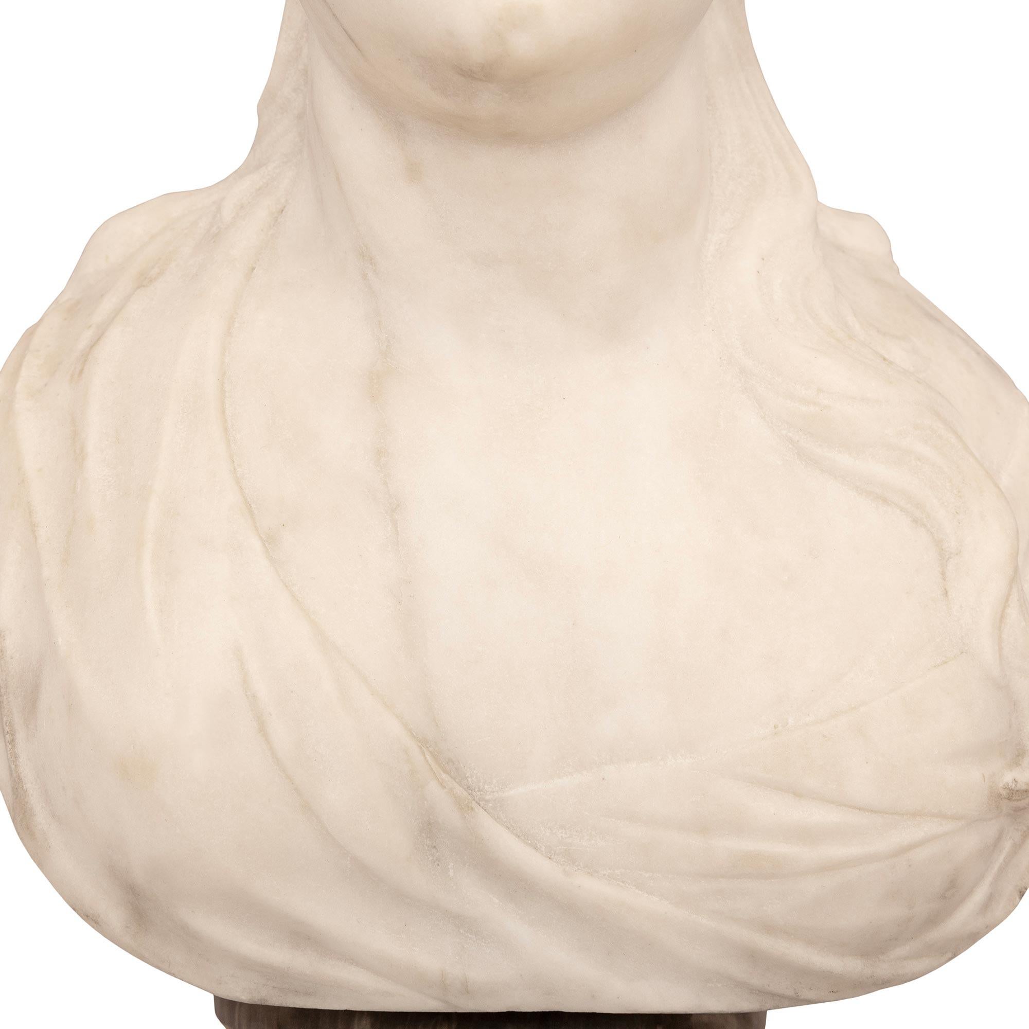 Pareja de bustos italianos del siglo XVIII Luis XVI de Carrara blanca y Santa Ana gris en venta 1
