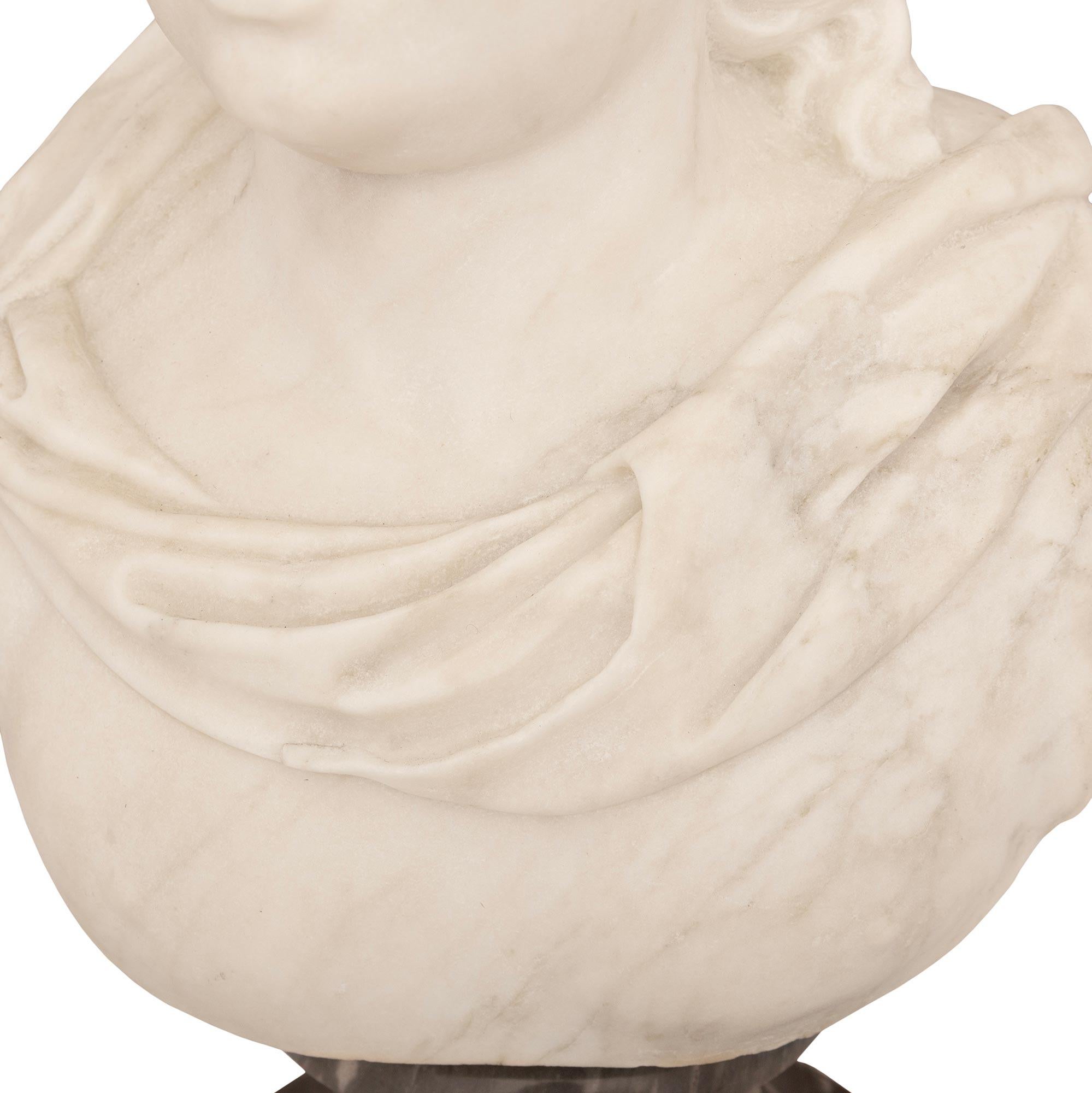 Pareja de bustos italianos del siglo XVIII Luis XVI de Carrara blanca y Santa Ana gris en venta 2