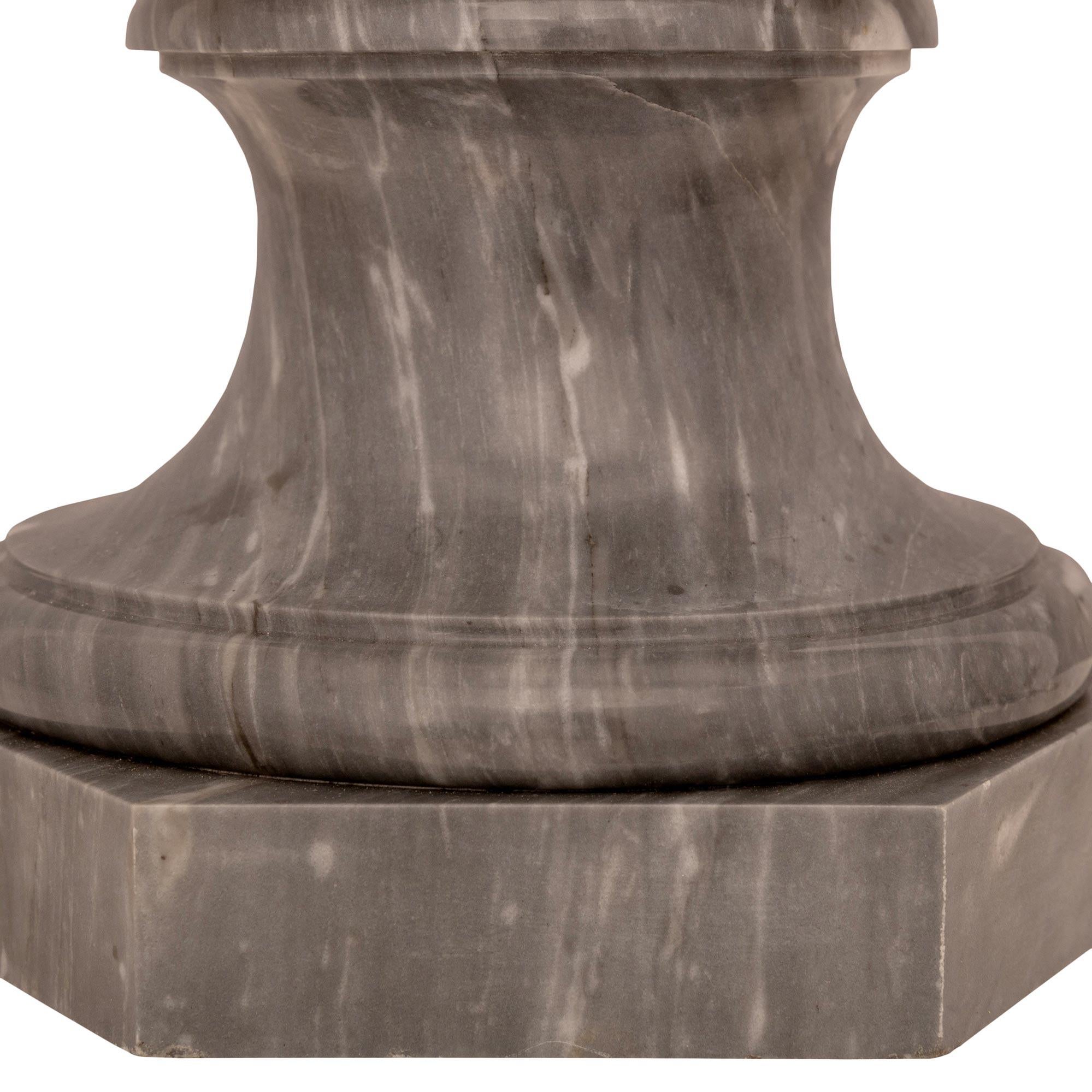 Pareja de bustos italianos del siglo XVIII Luis XVI de Carrara blanca y Santa Ana gris en venta 3
