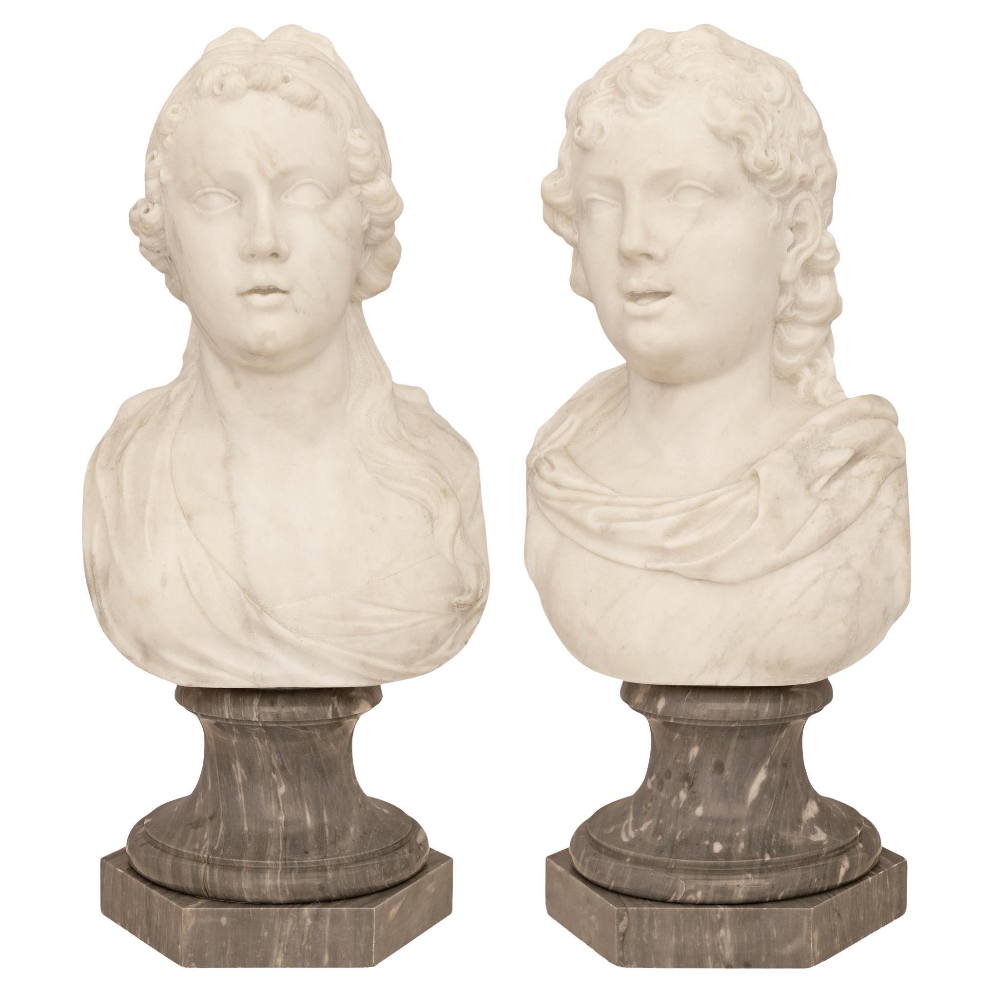 Pareja de bustos italianos del siglo XVIII Luis XVI de Carrara blanca y Santa Ana gris