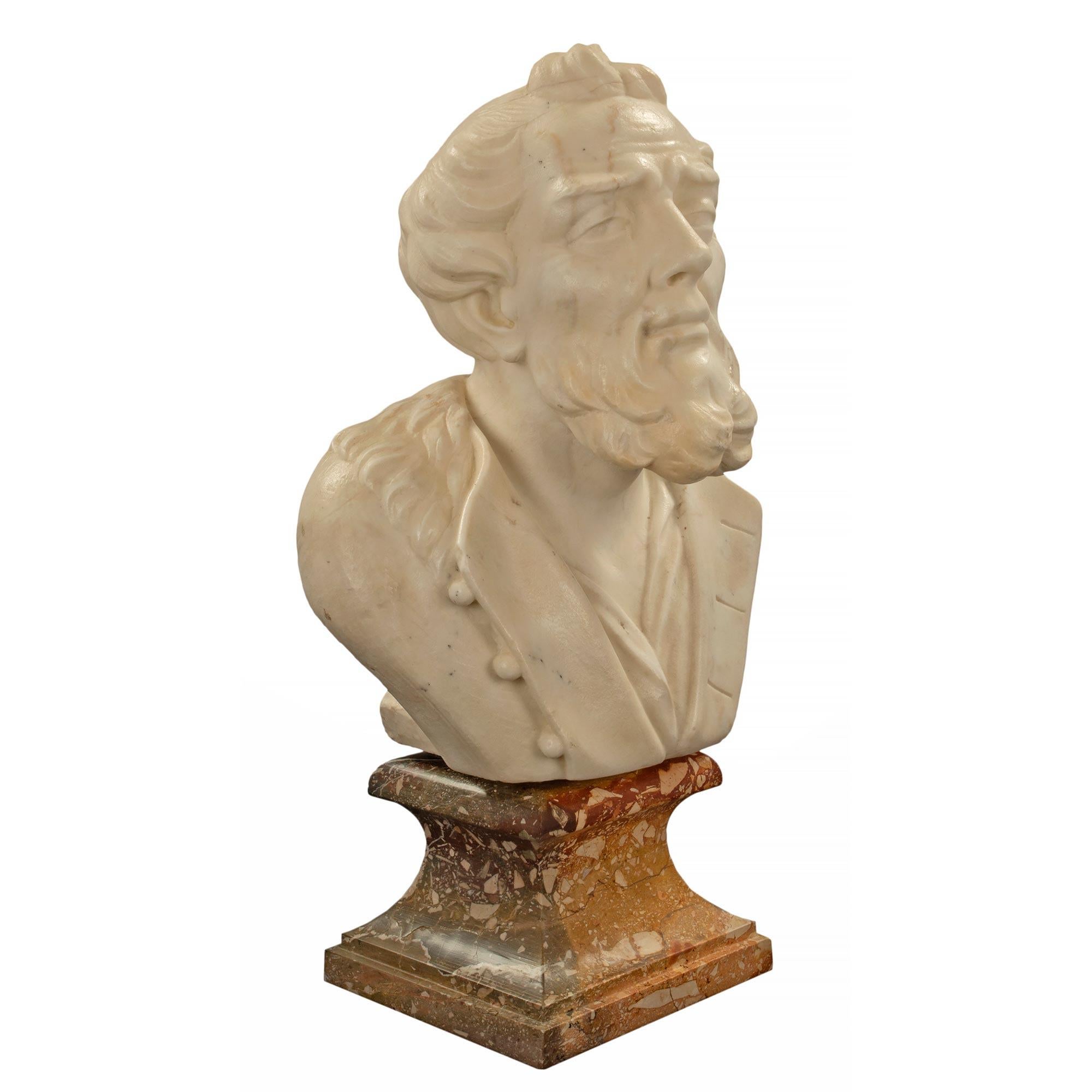 Pair of Italian 18th Century Marble Busts of Democritus and Heraclitus For Sale 4