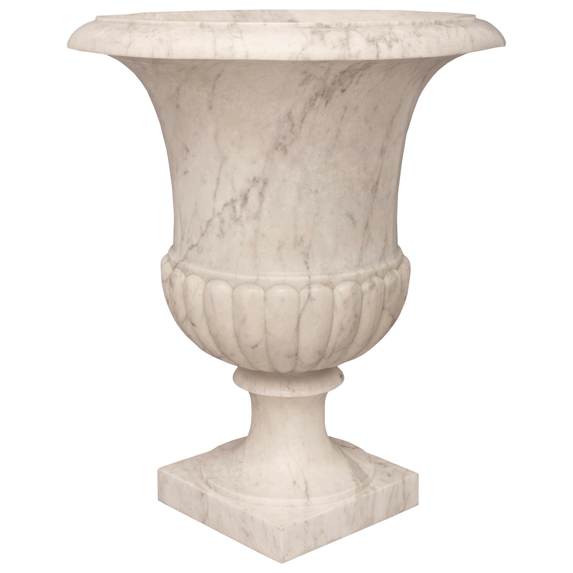 Néoclassique Paire de jardinières italiennes néoclassiques du 18ème siècle en marbre « vases de Médicis » en vente