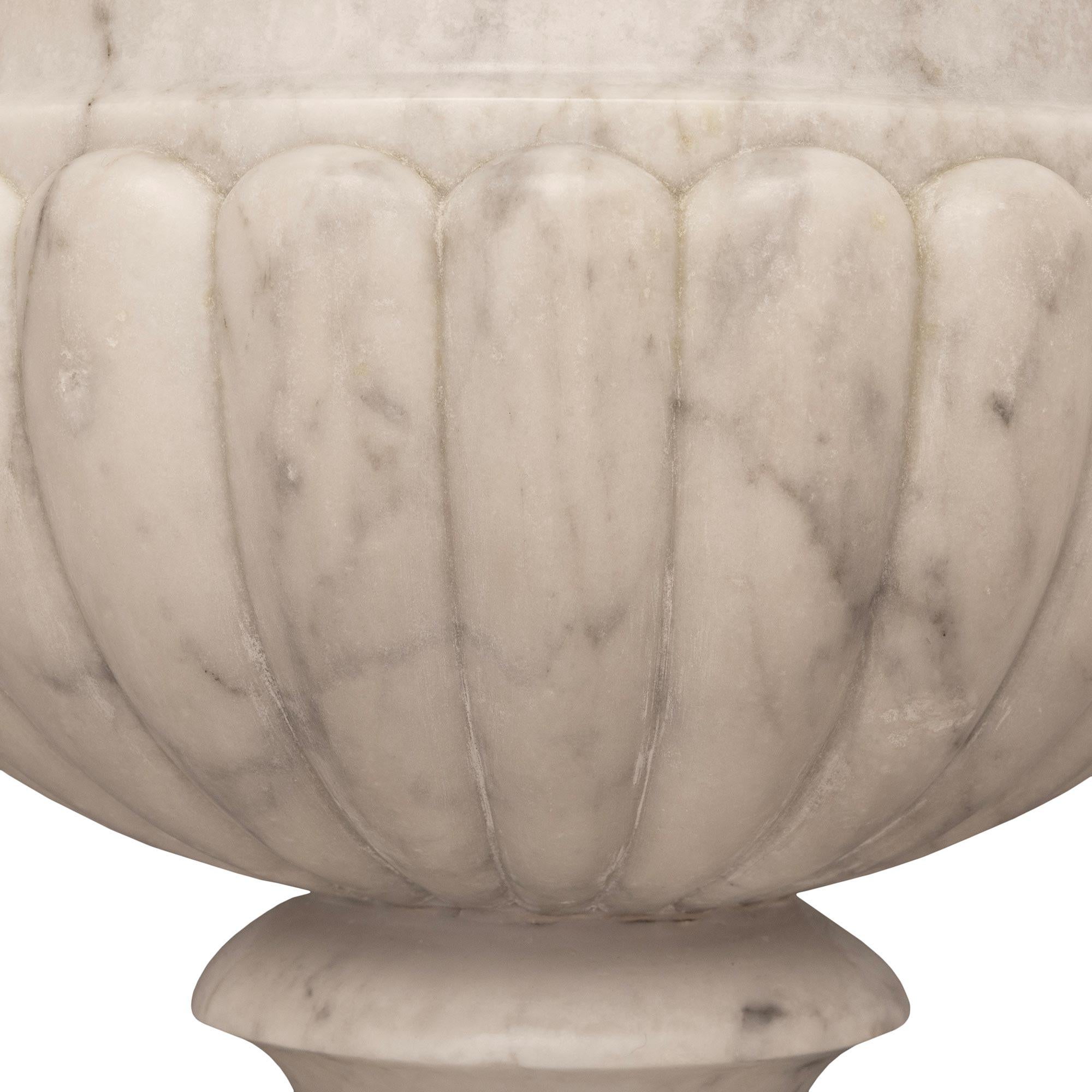 Marbre Paire de jardinières italiennes néoclassiques du 18ème siècle en marbre « vases de Médicis » en vente