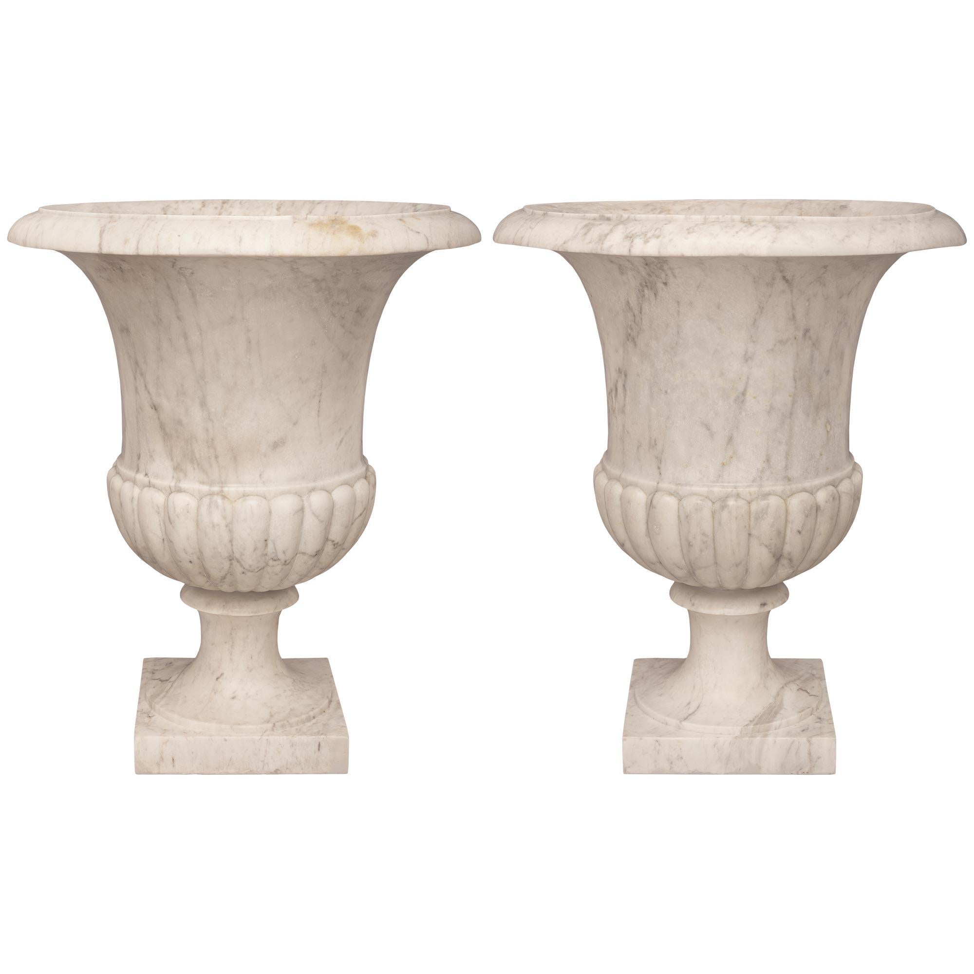 Pair Of Italian 18th Century Neo-Classical St. Marble 'Vases De Medici' Planters For Sale 3