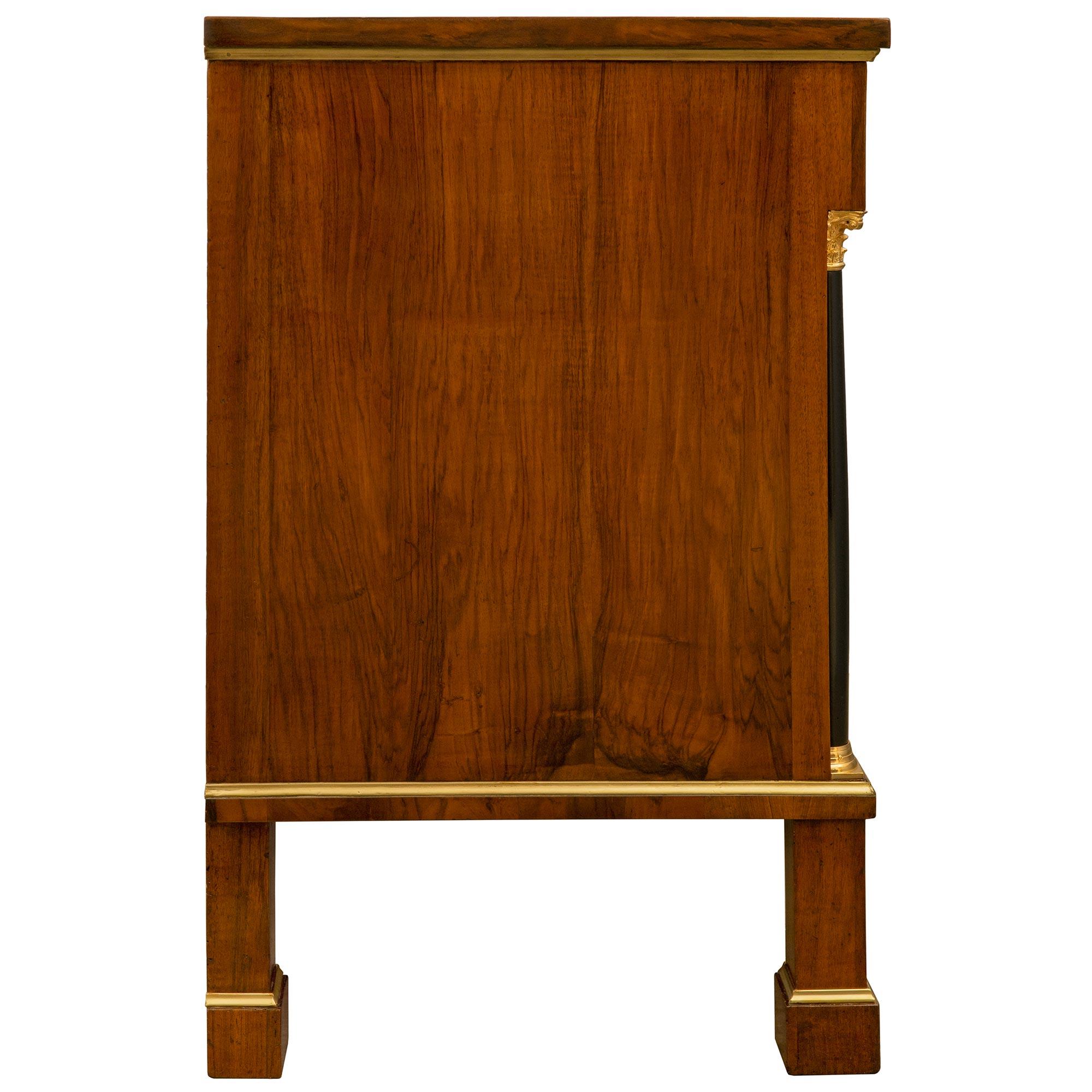 Coppia di commodes neoclassiche italiane del XVIII secolo in palissandro, ormeggio e ottone In condizioni buone in vendita a West Palm Beach, FL