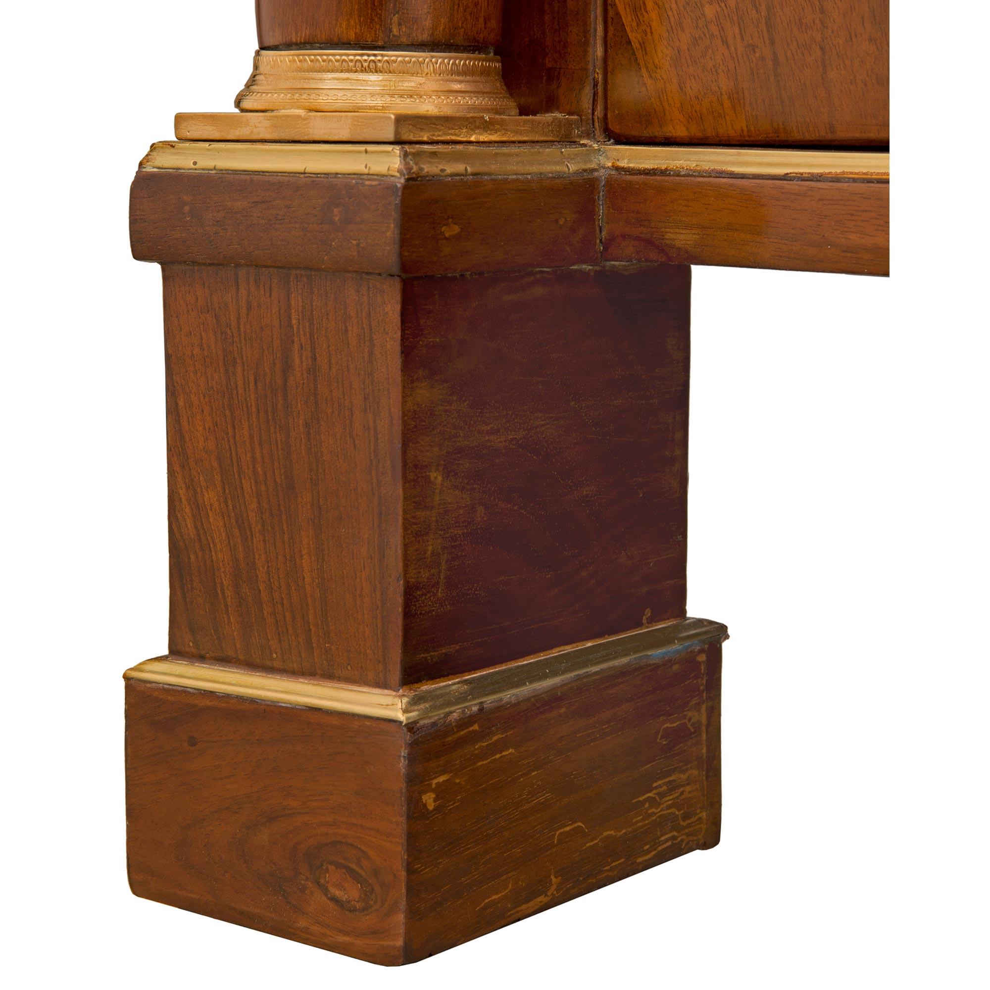 Coppia di cassapanche neoclassiche italiane del XVIII secolo in legno di noce, ormeggio e ottone in vendita 2