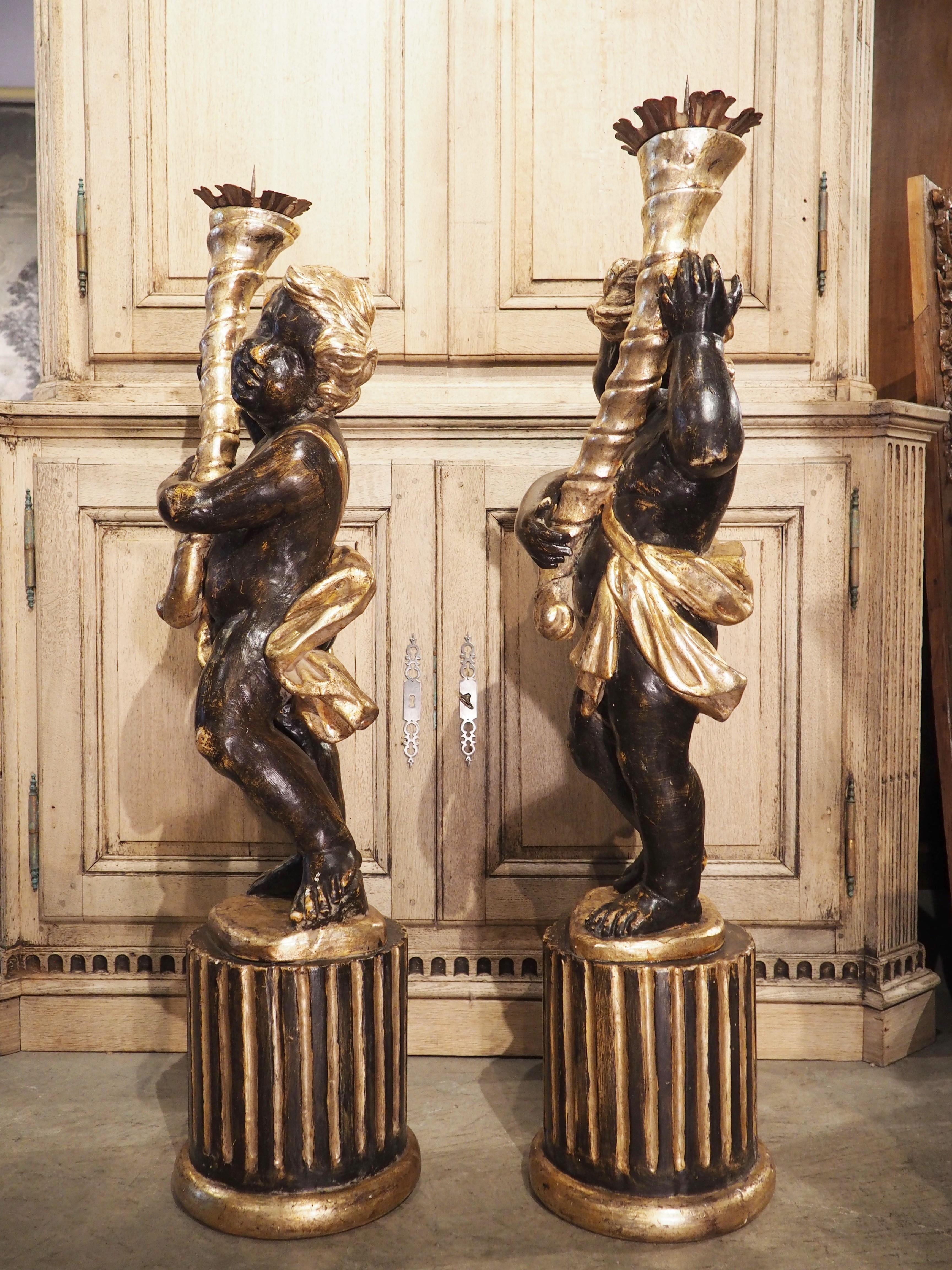 Paar italienische bemalte und vergoldete Putten des 18. Jahrhunderts mit Füllhorn Fackeln im Angebot 11