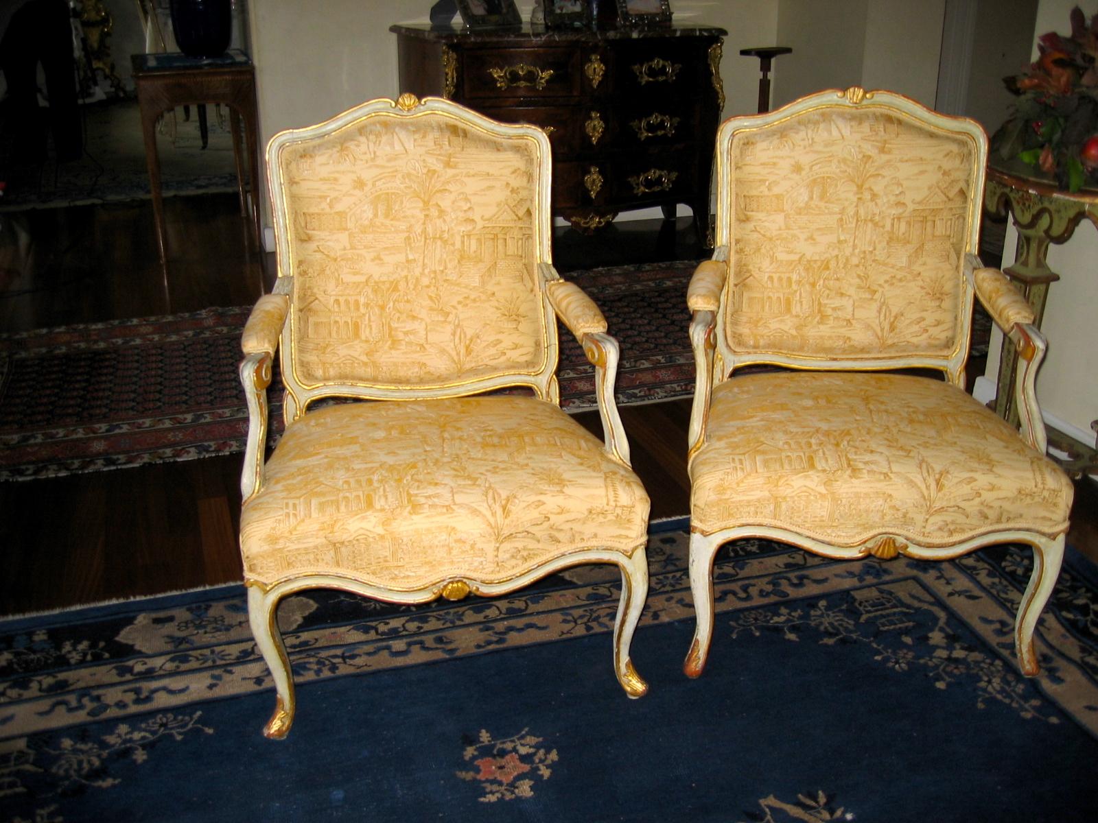 Paar italienische bemalte Sessel aus dem 18. Jahrhundert (Italienisch) im Angebot