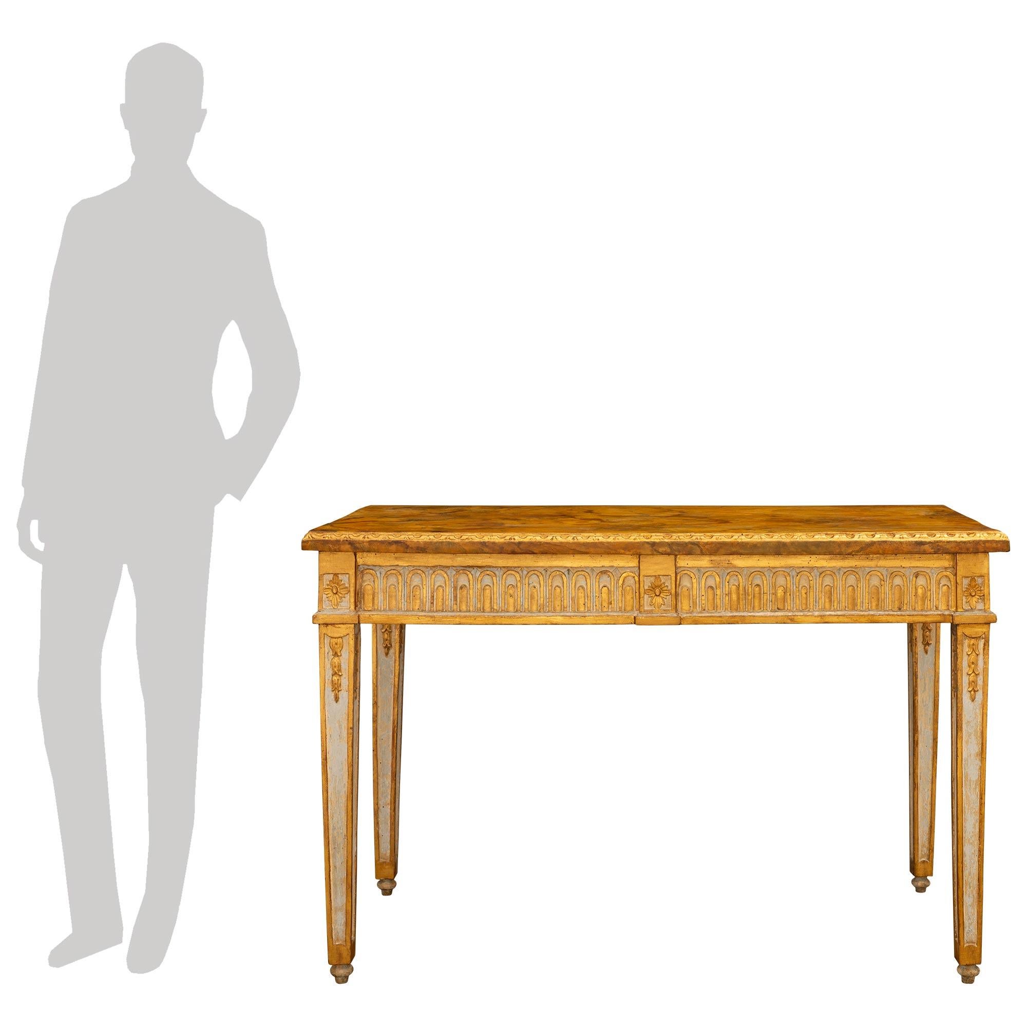 Ein wunderbares und sehr elegantes Paar italienischer Konsolen aus patiniertem Holz, Giltwood und künstlich bemaltem Marmor aus dem 18. Jede beeindruckende, freistehende Konsole steht auf geraden, sich verjüngenden Beinen mit topieförmigen Füßen und