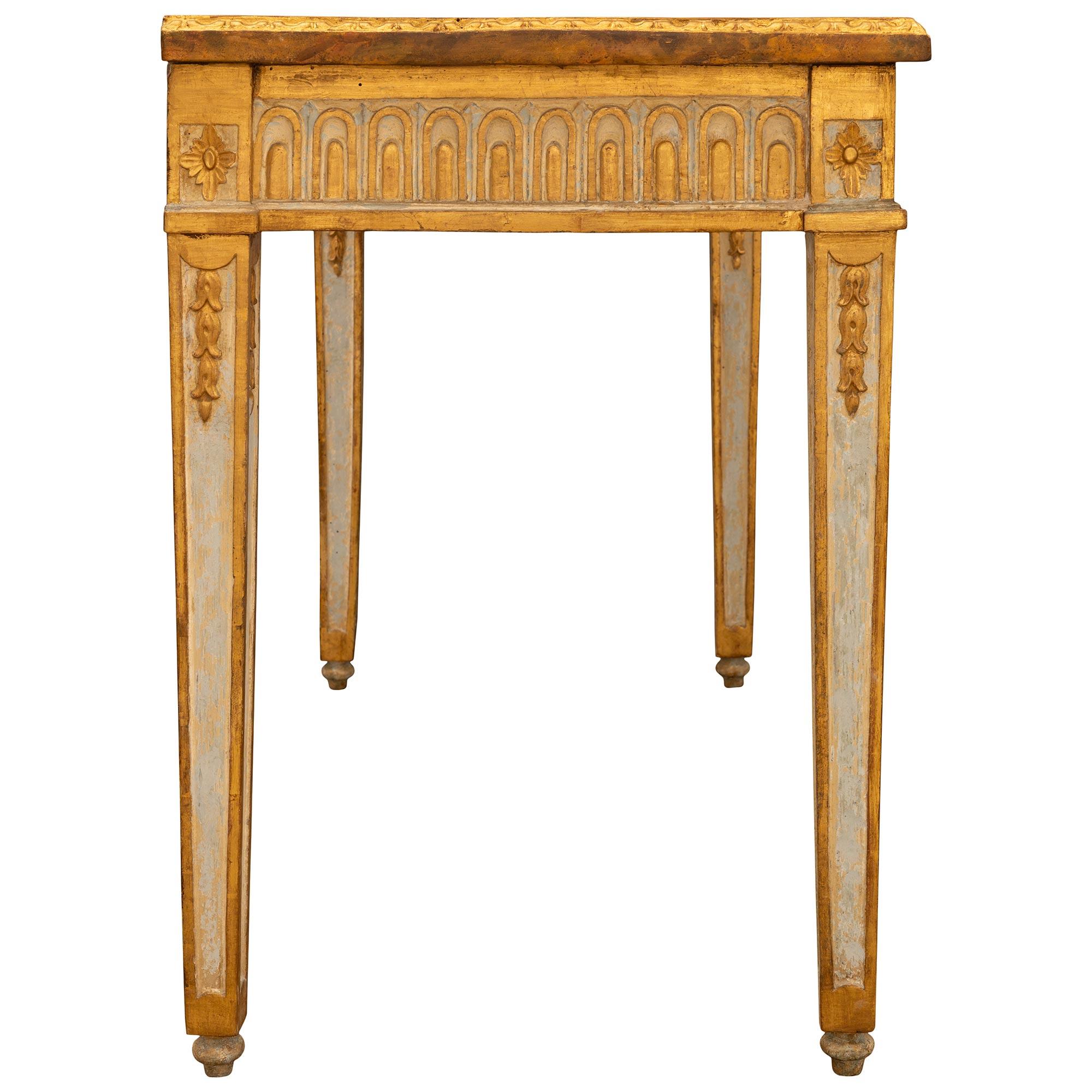 Paar italienische Konsolen aus patiniertem Giltwood und Kunstmarmor aus dem 18. (Italienisch) im Angebot