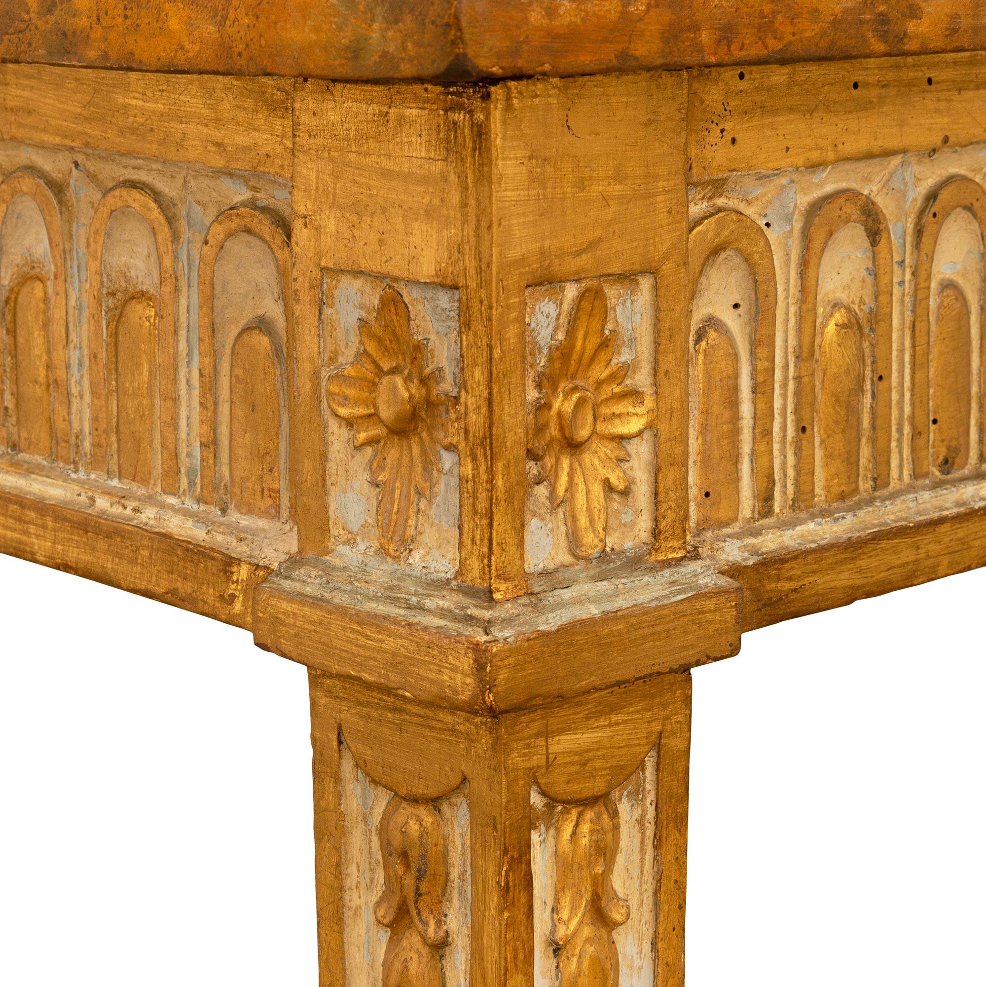 Paar italienische Konsolen aus patiniertem Giltwood und Kunstmarmor aus dem 18. im Zustand „Gut“ im Angebot in West Palm Beach, FL