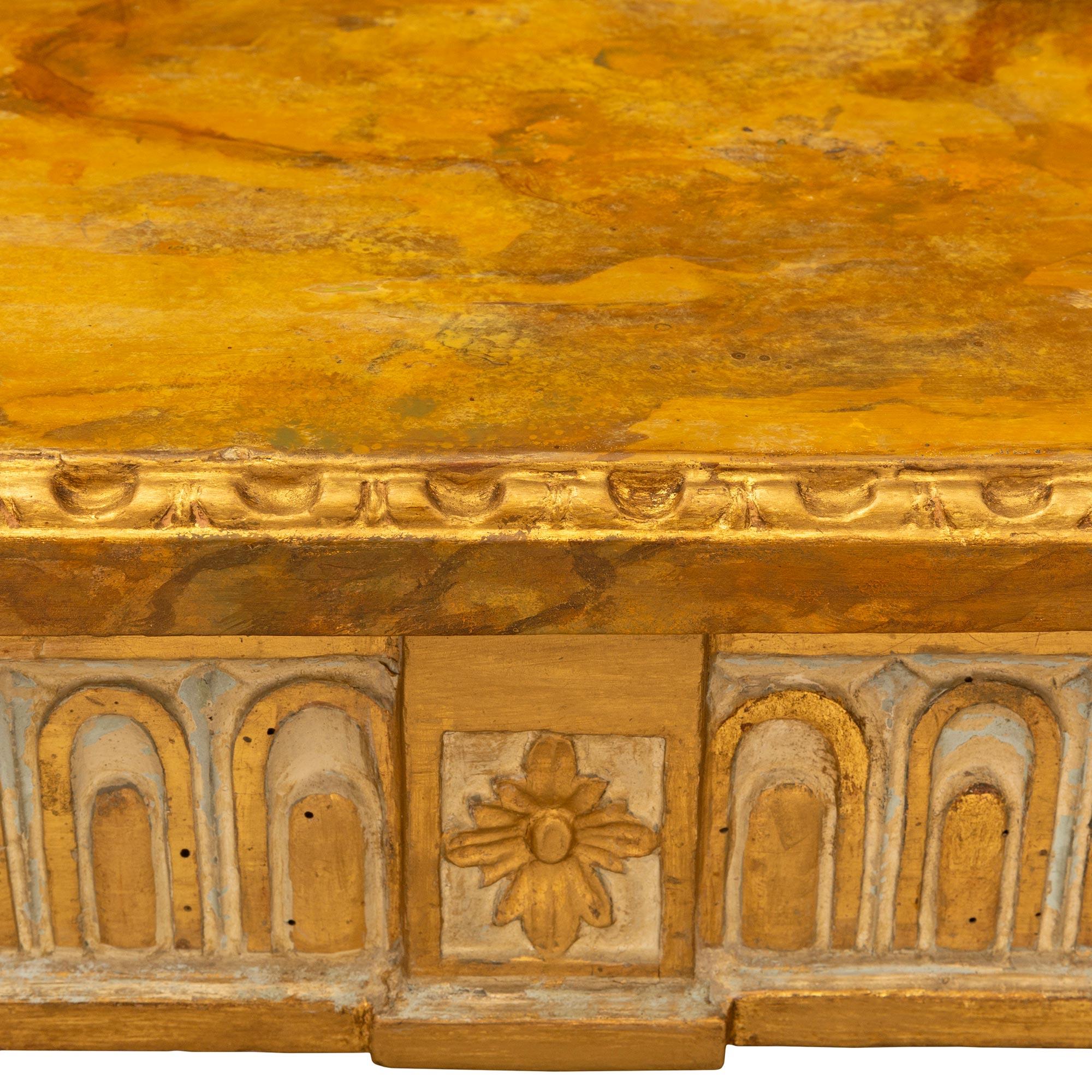 Paar italienische Konsolen aus patiniertem Giltwood und Kunstmarmor aus dem 18. (18. Jahrhundert und früher) im Angebot