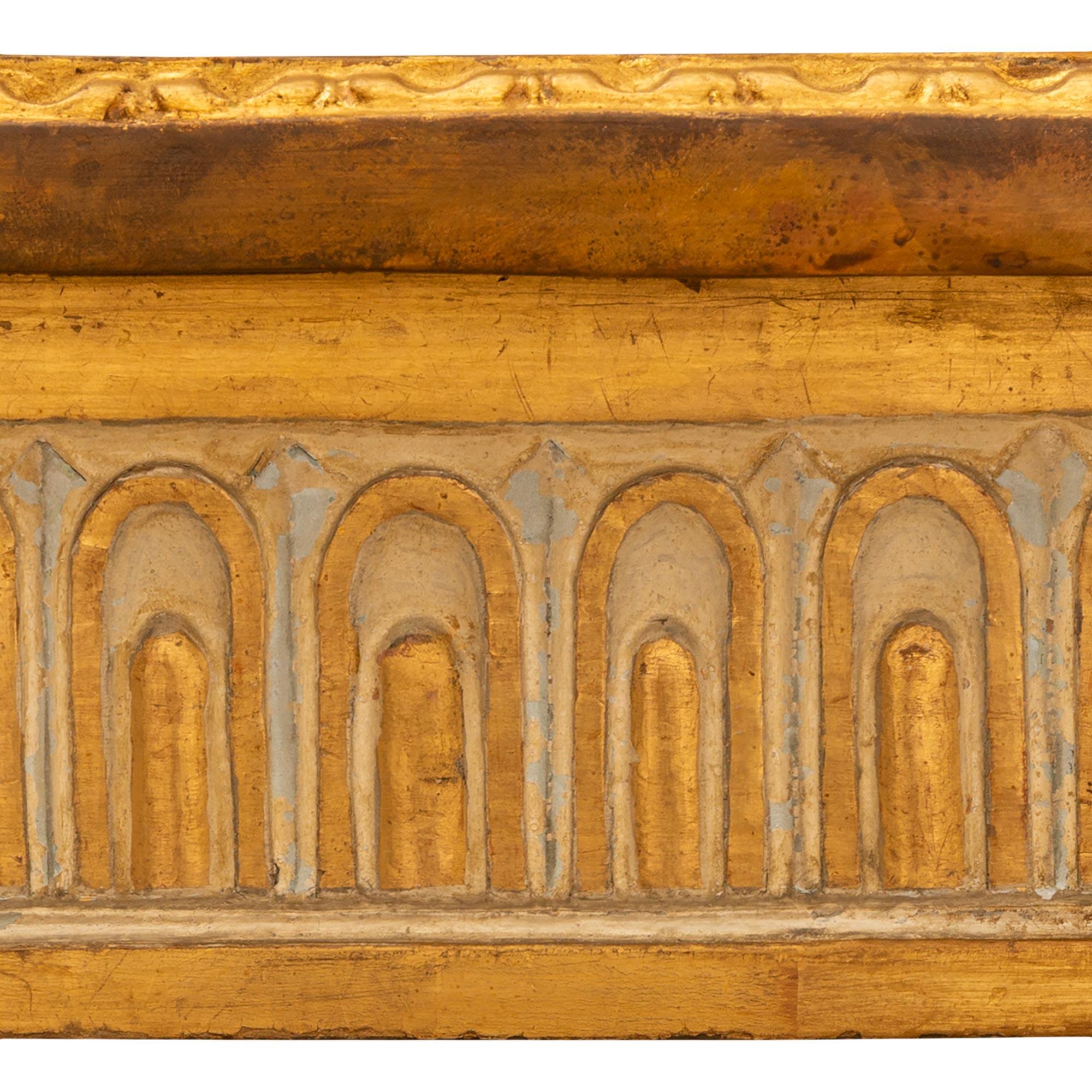 Paar italienische Konsolen aus patiniertem Giltwood und Kunstmarmor aus dem 18. (Holz) im Angebot