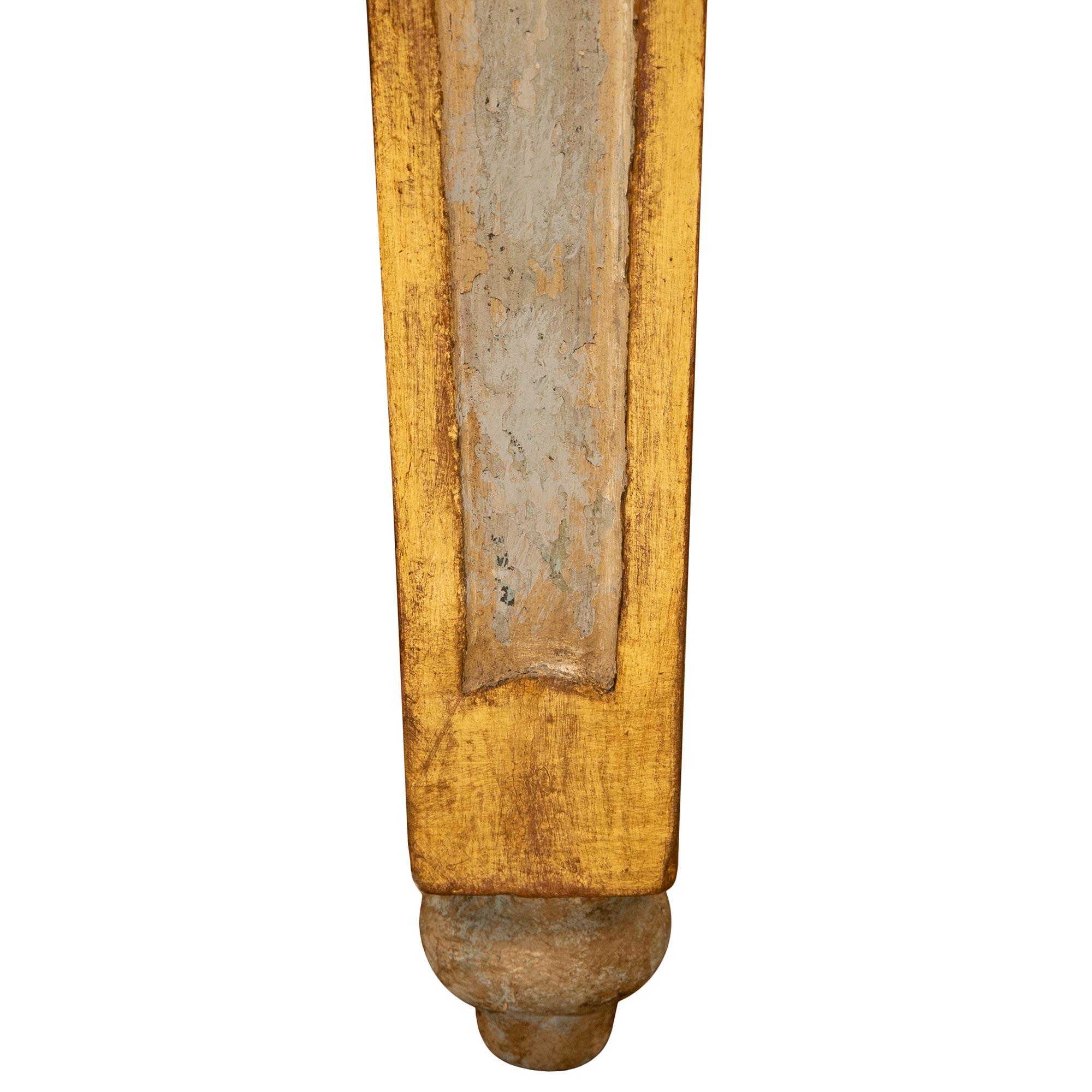 Paar italienische Konsolen aus patiniertem Giltwood und Kunstmarmor aus dem 18. im Angebot 1