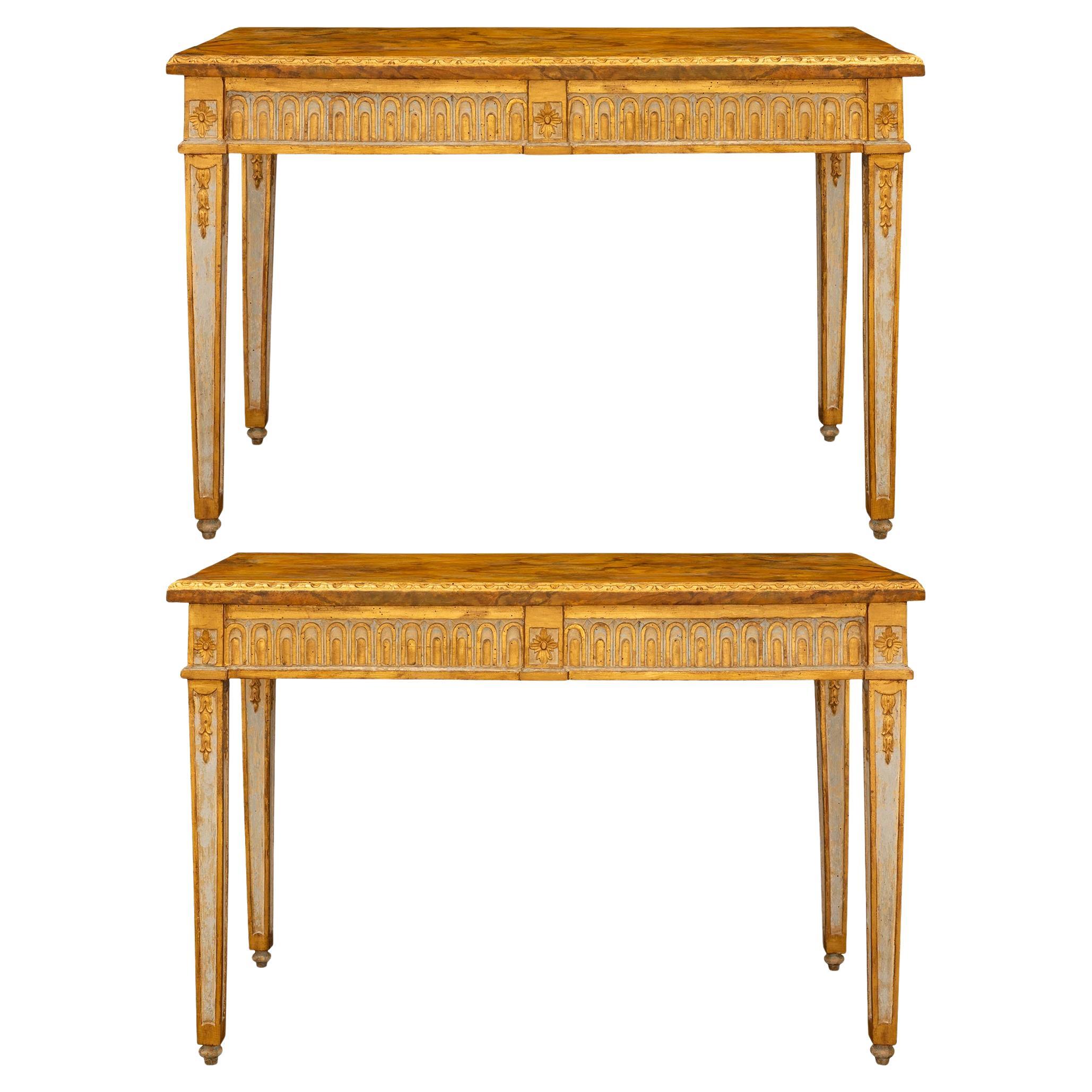 Paar italienische Konsolen aus patiniertem Giltwood und Kunstmarmor aus dem 18.