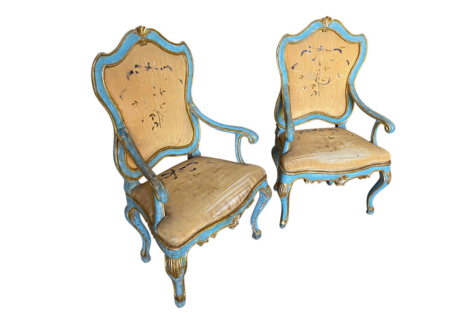 Une paire exceptionnelle et très élégante de fauteuils vénitiens de la période Régence. Magnifiquement construit en bois peint et doré, avec des couleurs étonnantes et un rembourrage en soie d'origine. Magnifiques chaises d'appoint.