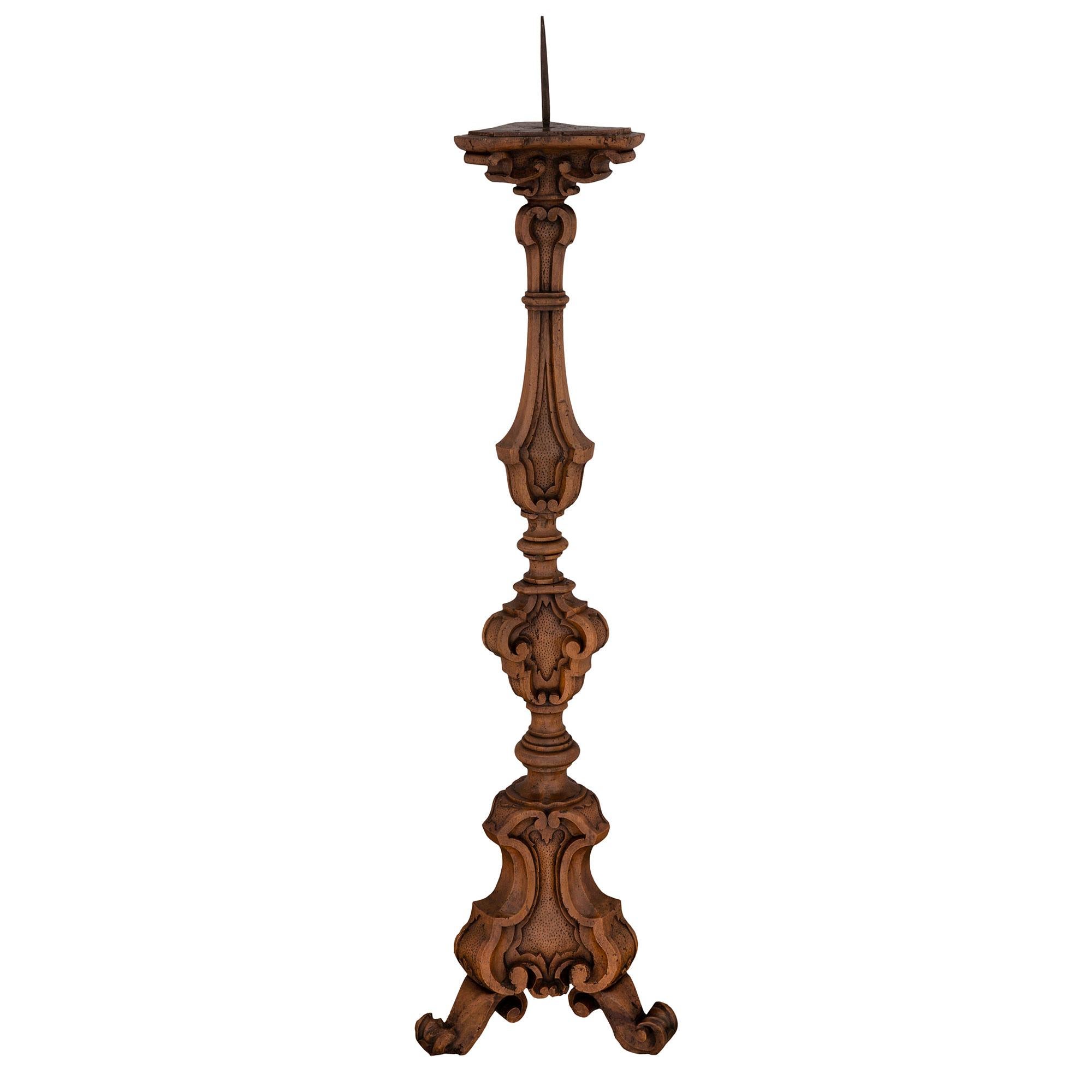 Pair of Italian 18th Century Regence St. Solid Walnut Torchières In Good Condition For Sale In West Palm Beach, FL