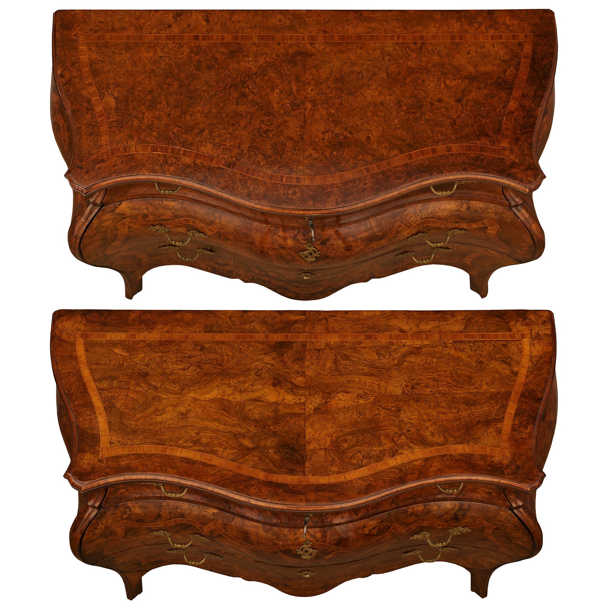 pair of Italian 18th century Rococo Period Walnut and Fruitwood commodes im Angebot 3