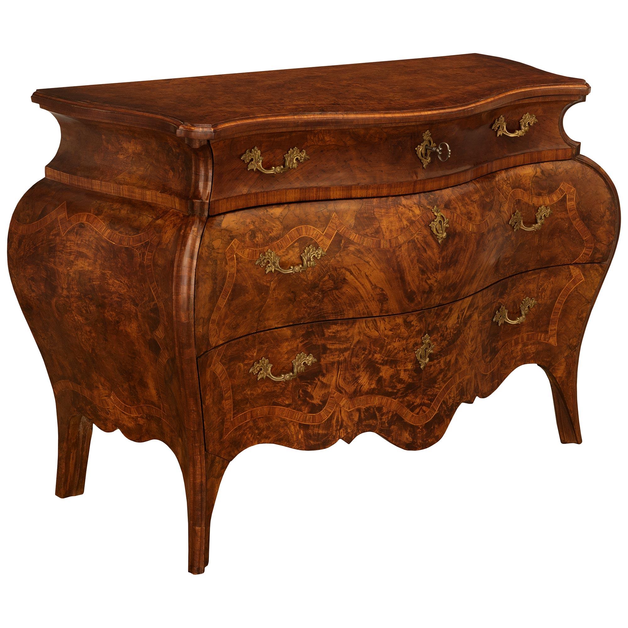 pair of Italian 18th century Rococo Period Walnut and Fruitwood commodes (Rokoko) im Angebot