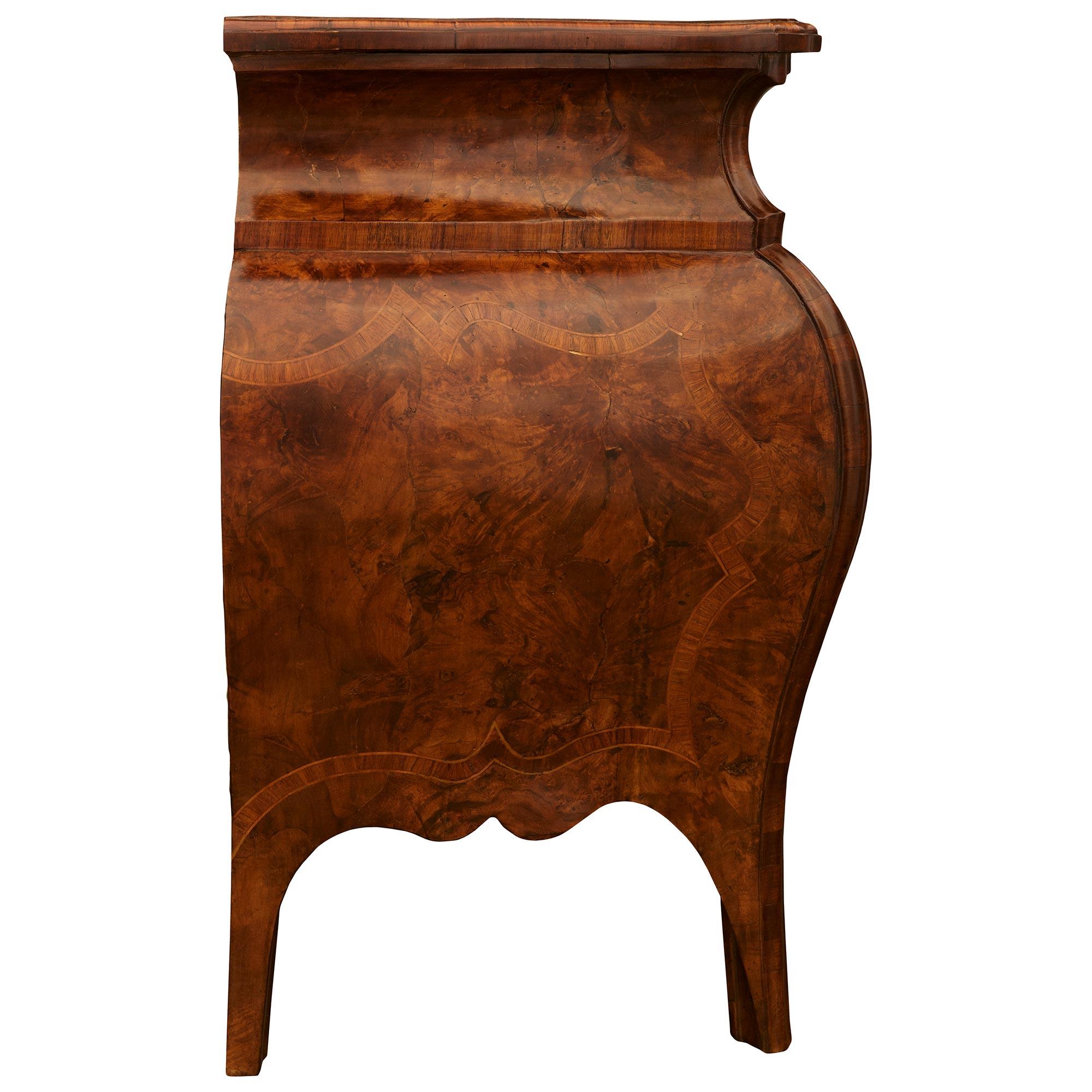 pair of Italian 18th century Rococo Period Walnut and Fruitwood commodes (Italienisch) im Angebot