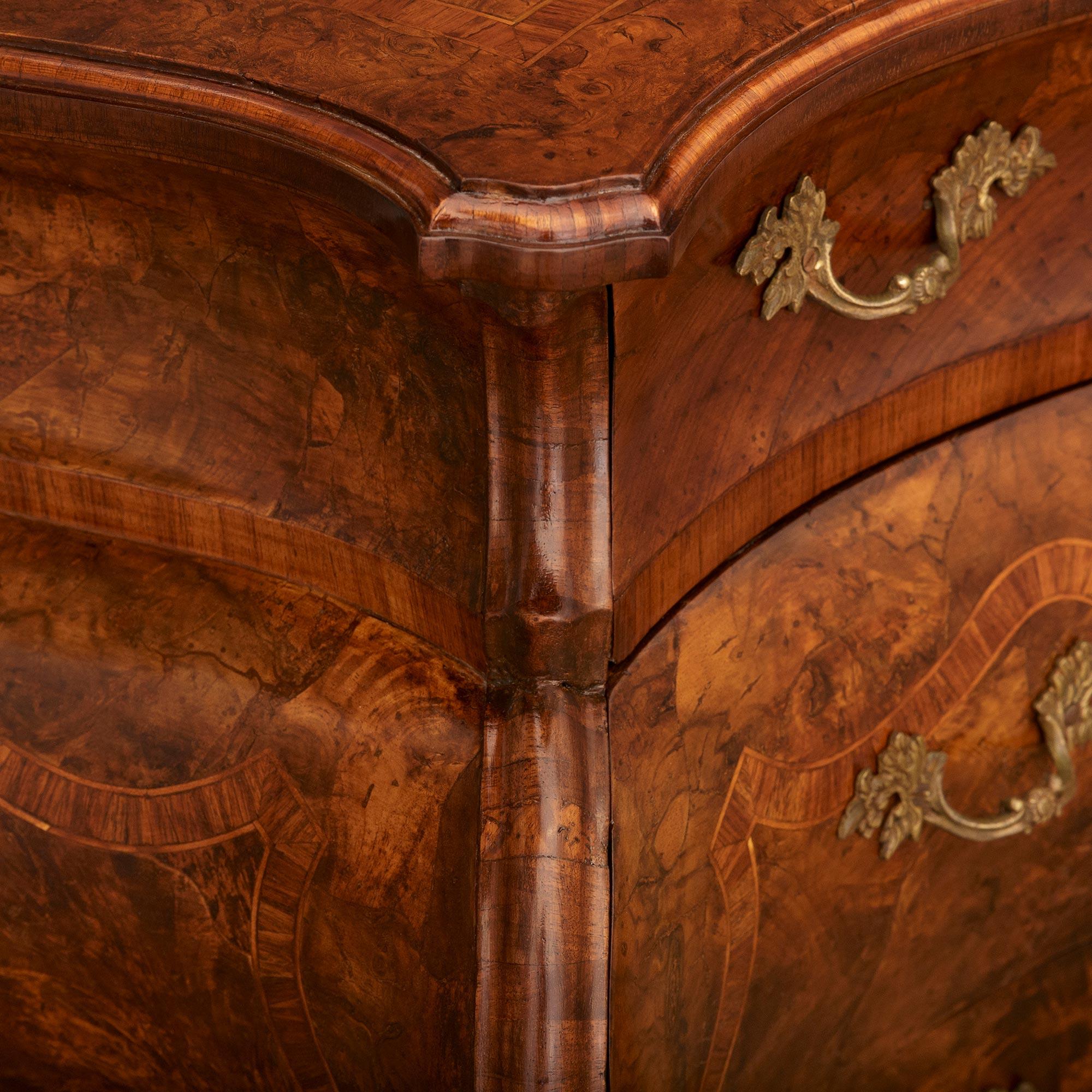 pair of Italian 18th century Rococo Period Walnut and Fruitwood commodes im Zustand „Gut“ im Angebot in West Palm Beach, FL