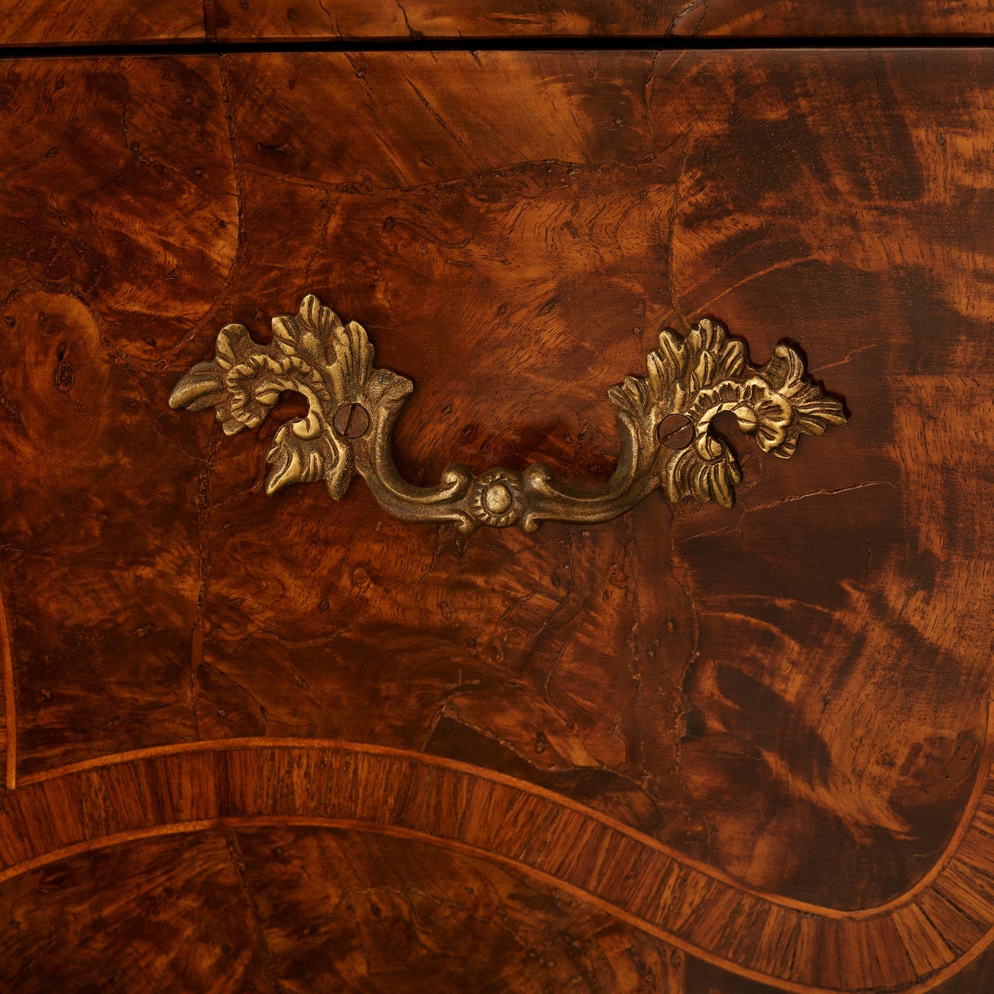 pair of Italian 18th century Rococo Period Walnut and Fruitwood commodes (18. Jahrhundert und früher) im Angebot