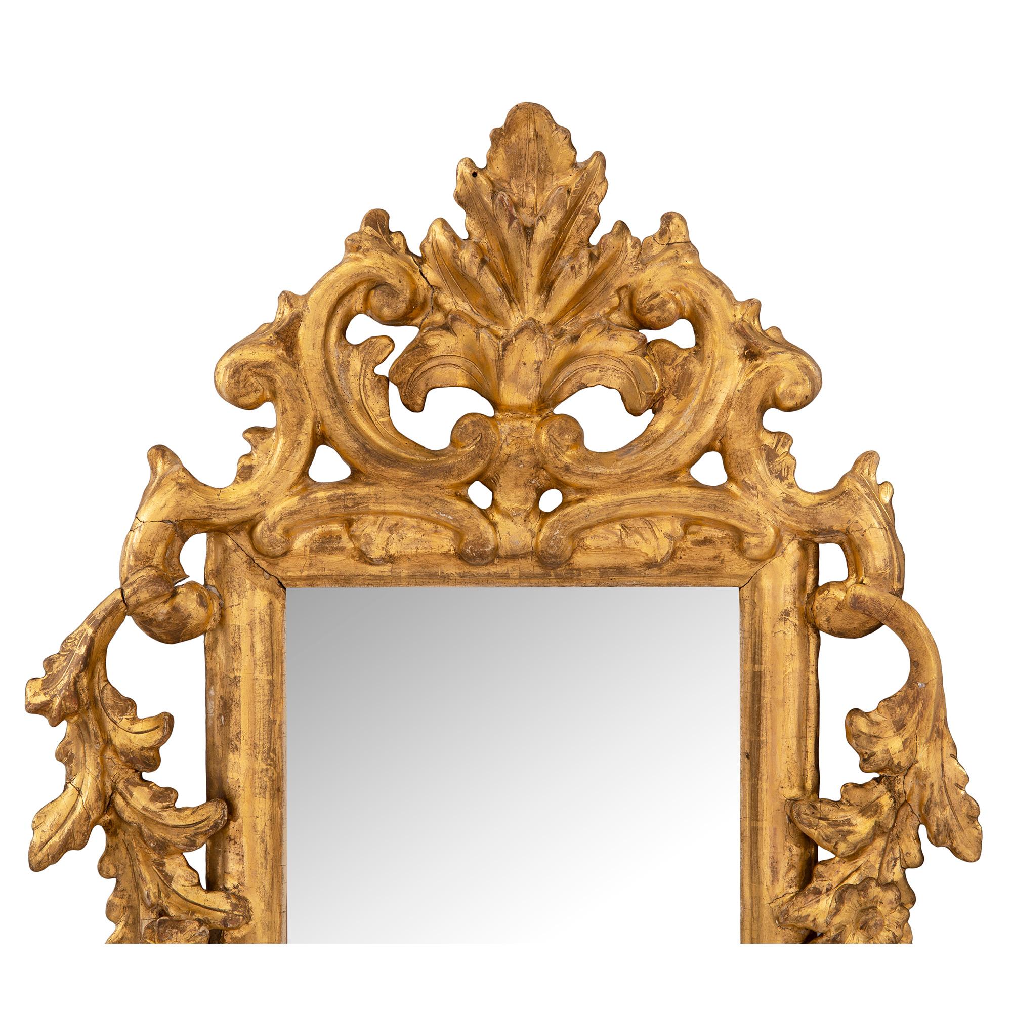 Rococo Paire de miroirs italiens de style rococo du 18ème siècle en bois doré en vente