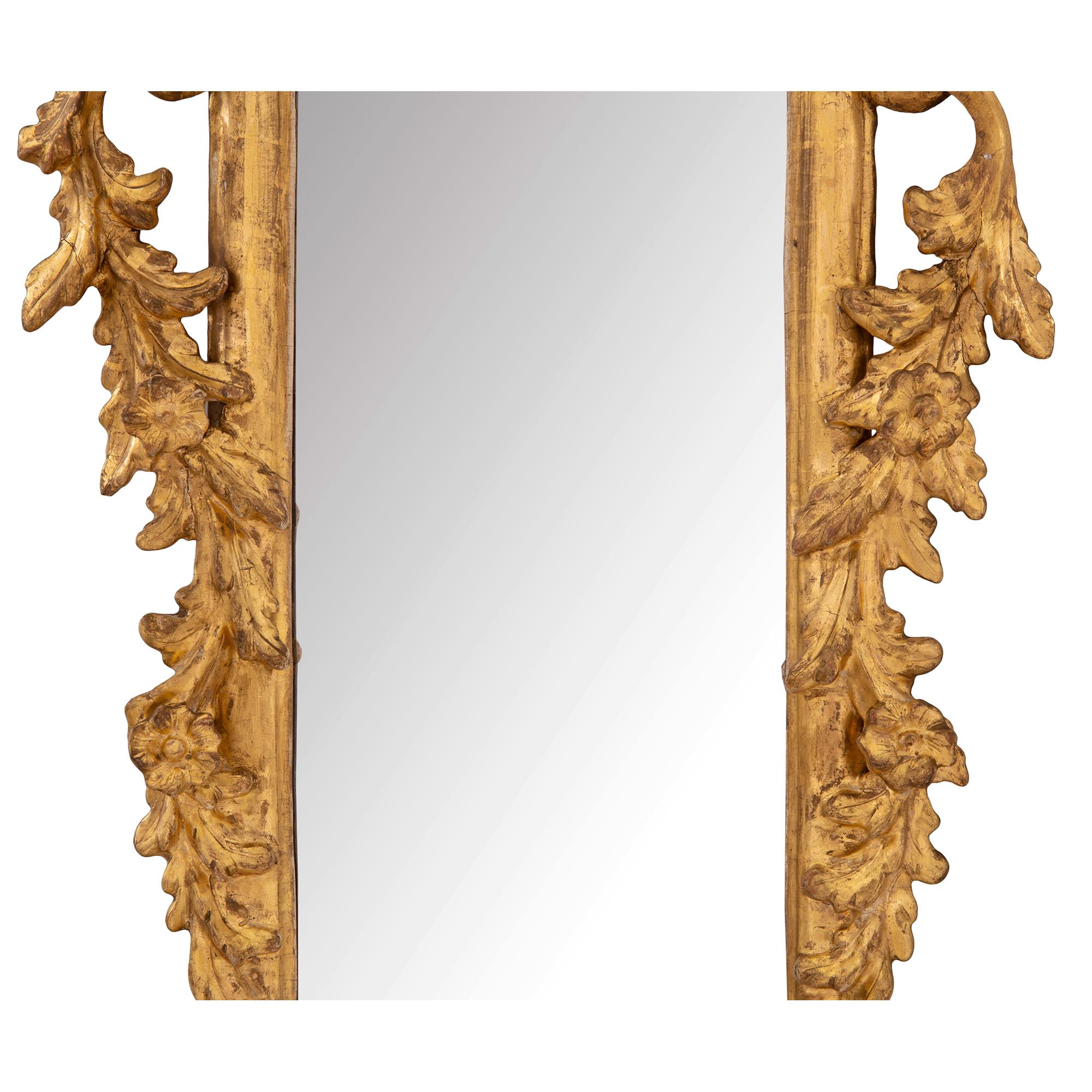 Paire de miroirs italiens de style rococo du 18ème siècle en bois doré Bon état - En vente à West Palm Beach, FL