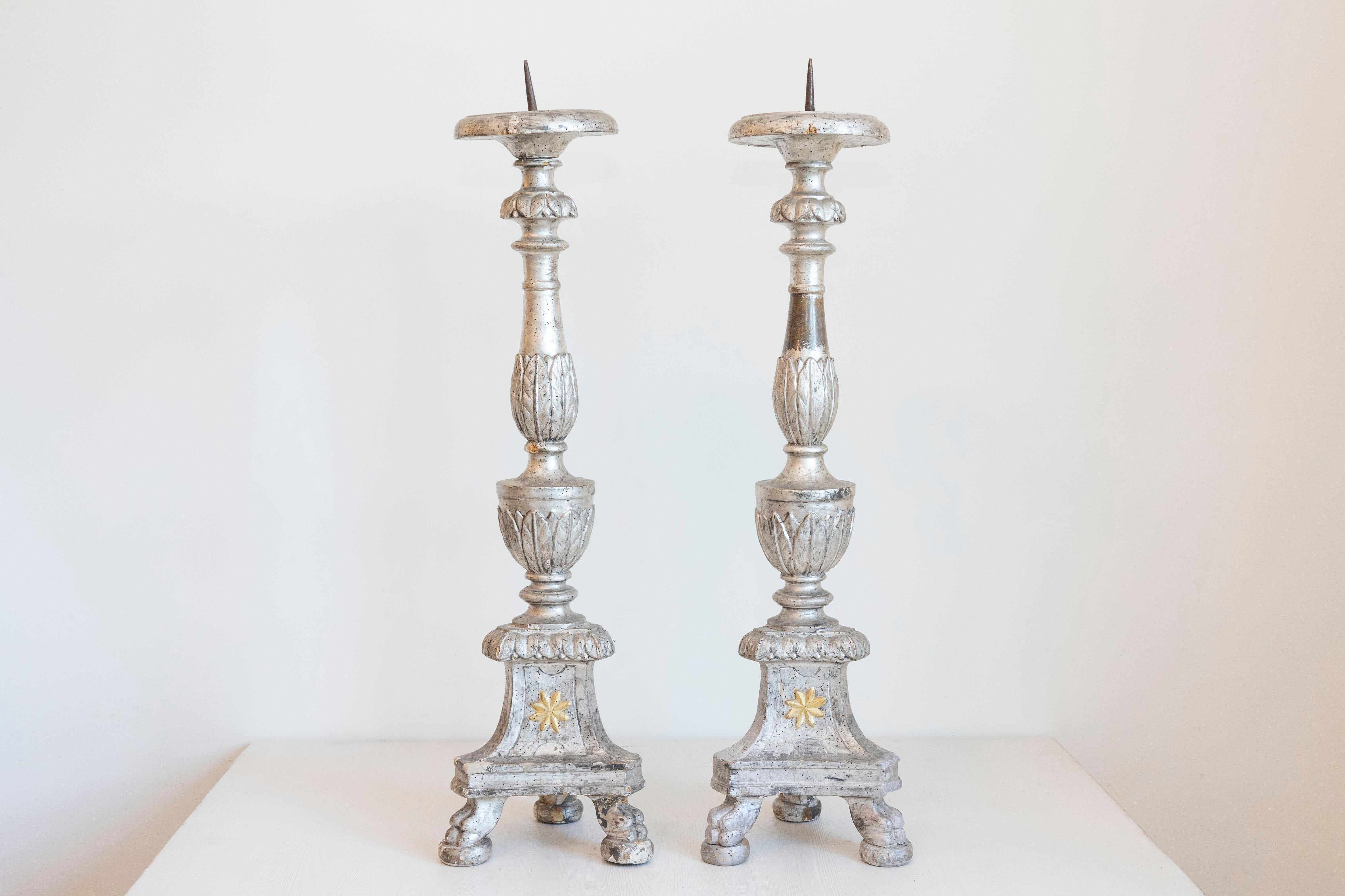 Pareja de candeleros altos italianos del siglo XVIII, de plata dorada, con motivos de hojas de agua y estrella dorada. Nacidos en Italia durante el siglo XVIII, cada uno de este exquisito par de candelabros de plata dorada presenta un tallo tallado