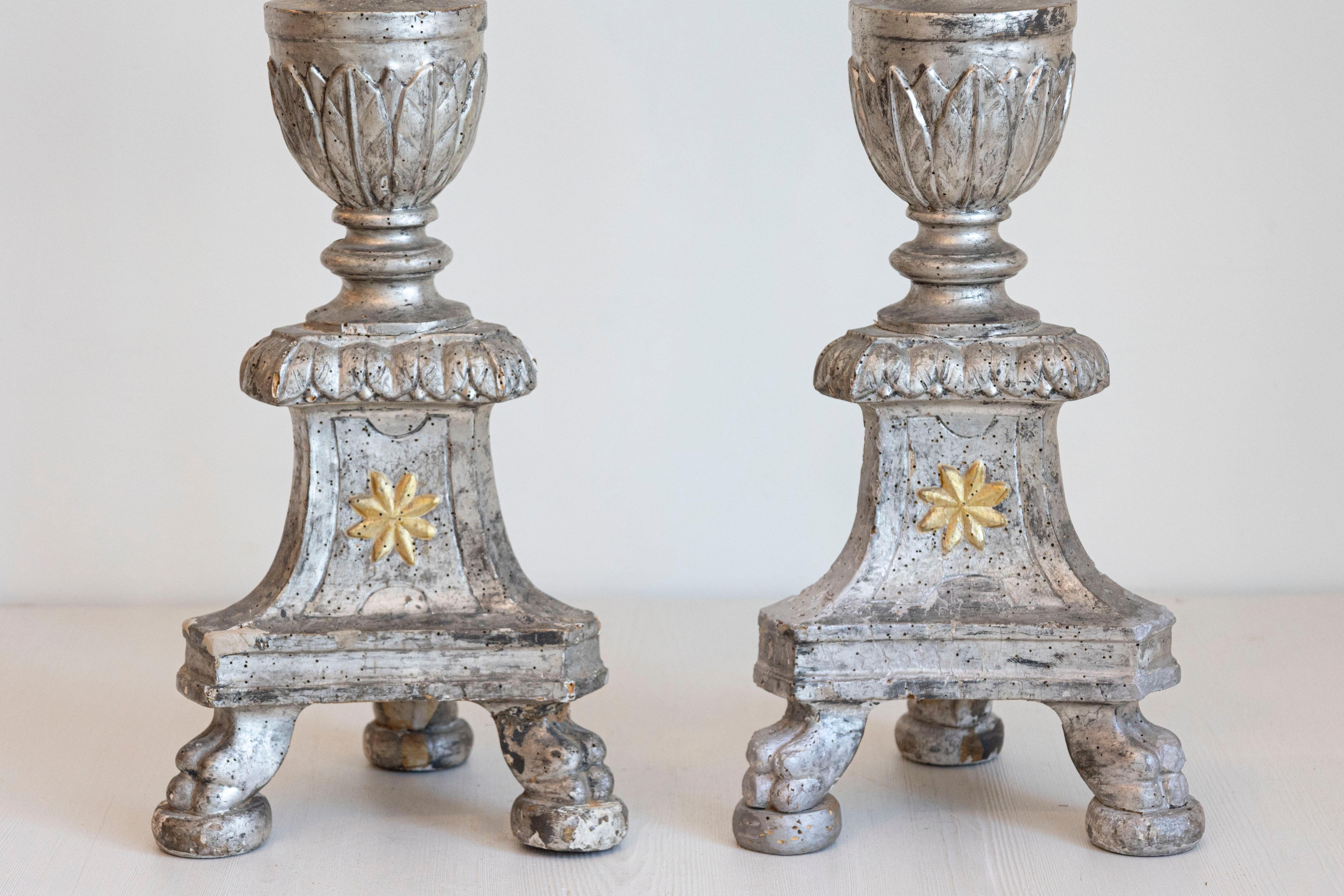 Pareja de candeleros italianos de plata del siglo XVIII con estrella dorada y hojas de agua Italiano en venta