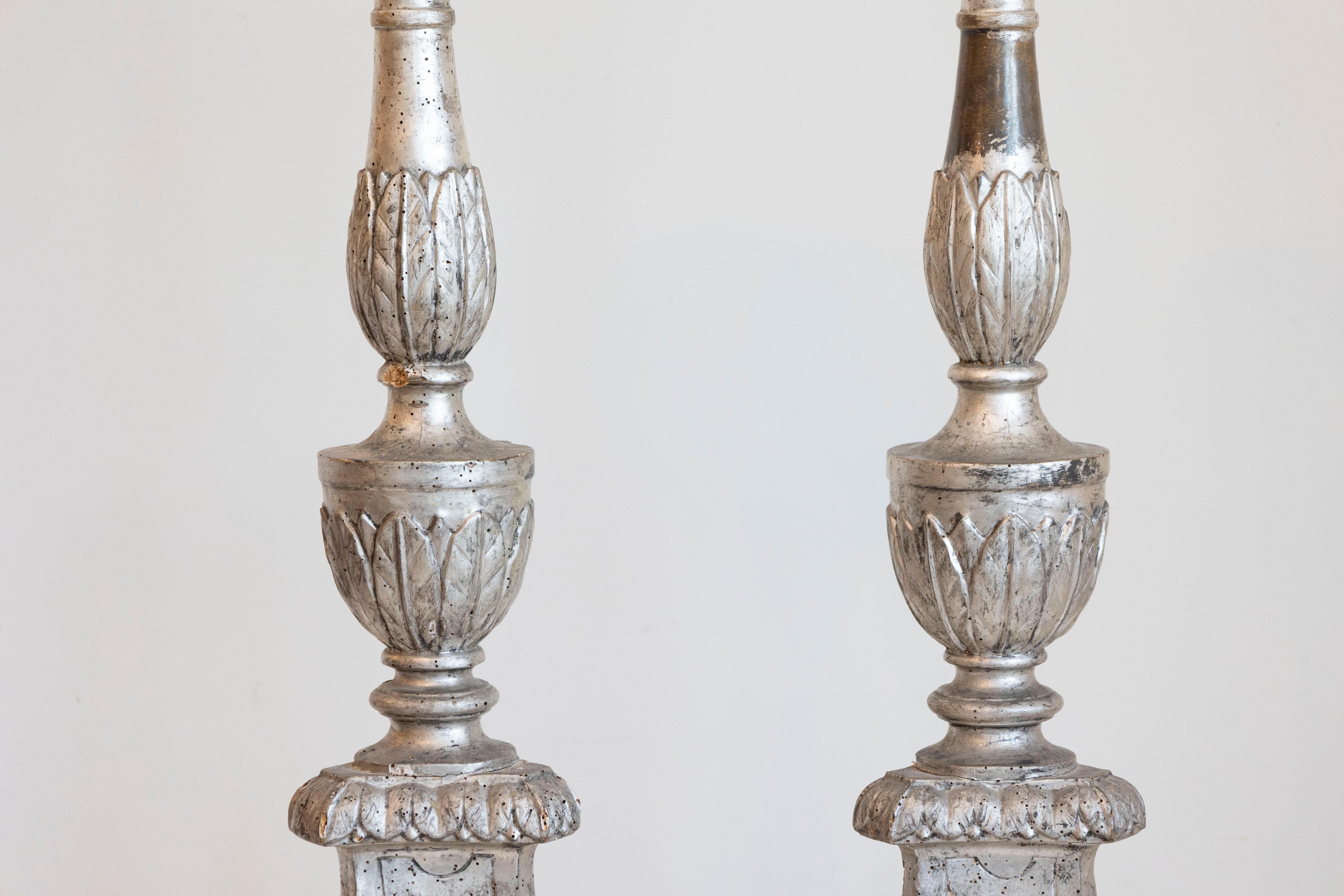 Pareja de candeleros italianos de plata del siglo XVIII con estrella dorada y hojas de agua Tallado en venta