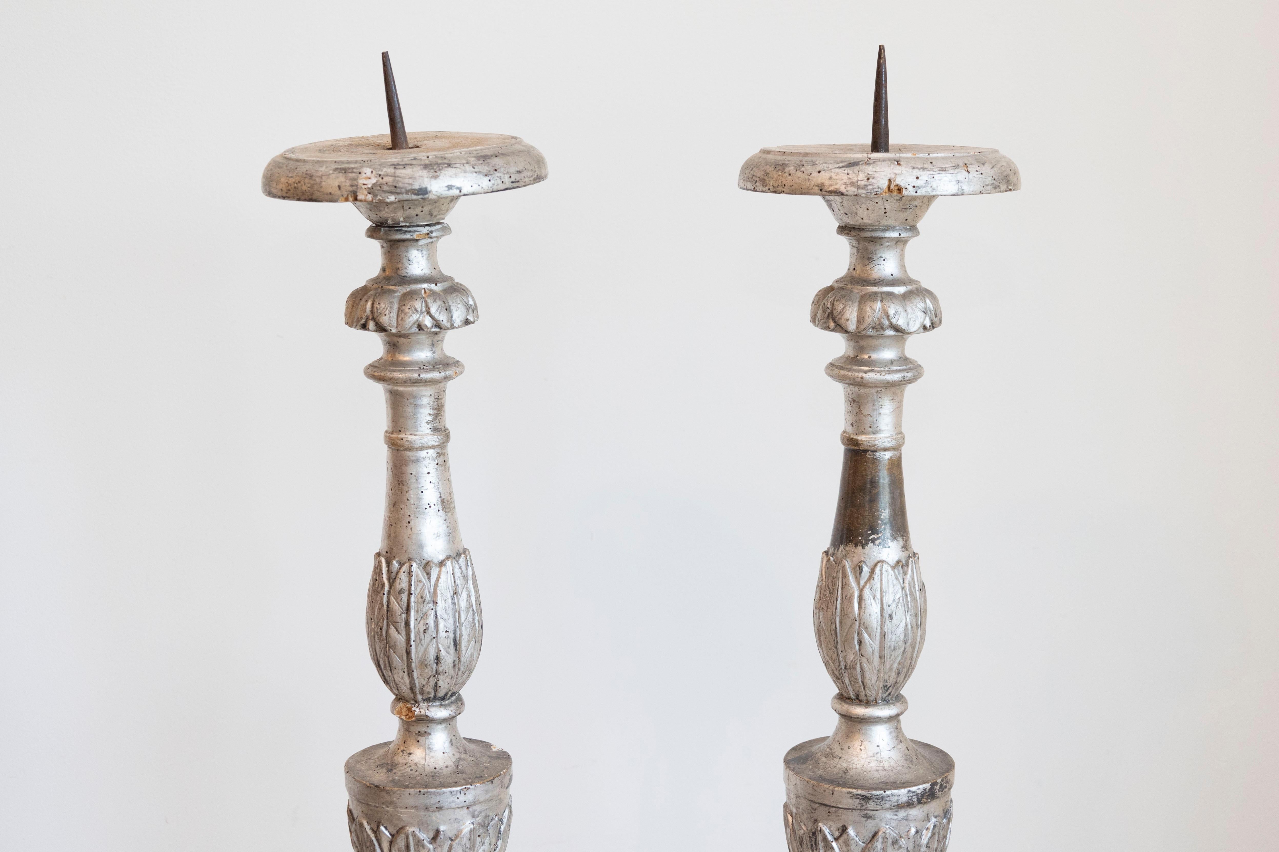 Pareja de candeleros italianos de plata del siglo XVIII con estrella dorada y hojas de agua en Bueno estado para la venta en Atlanta, GA
