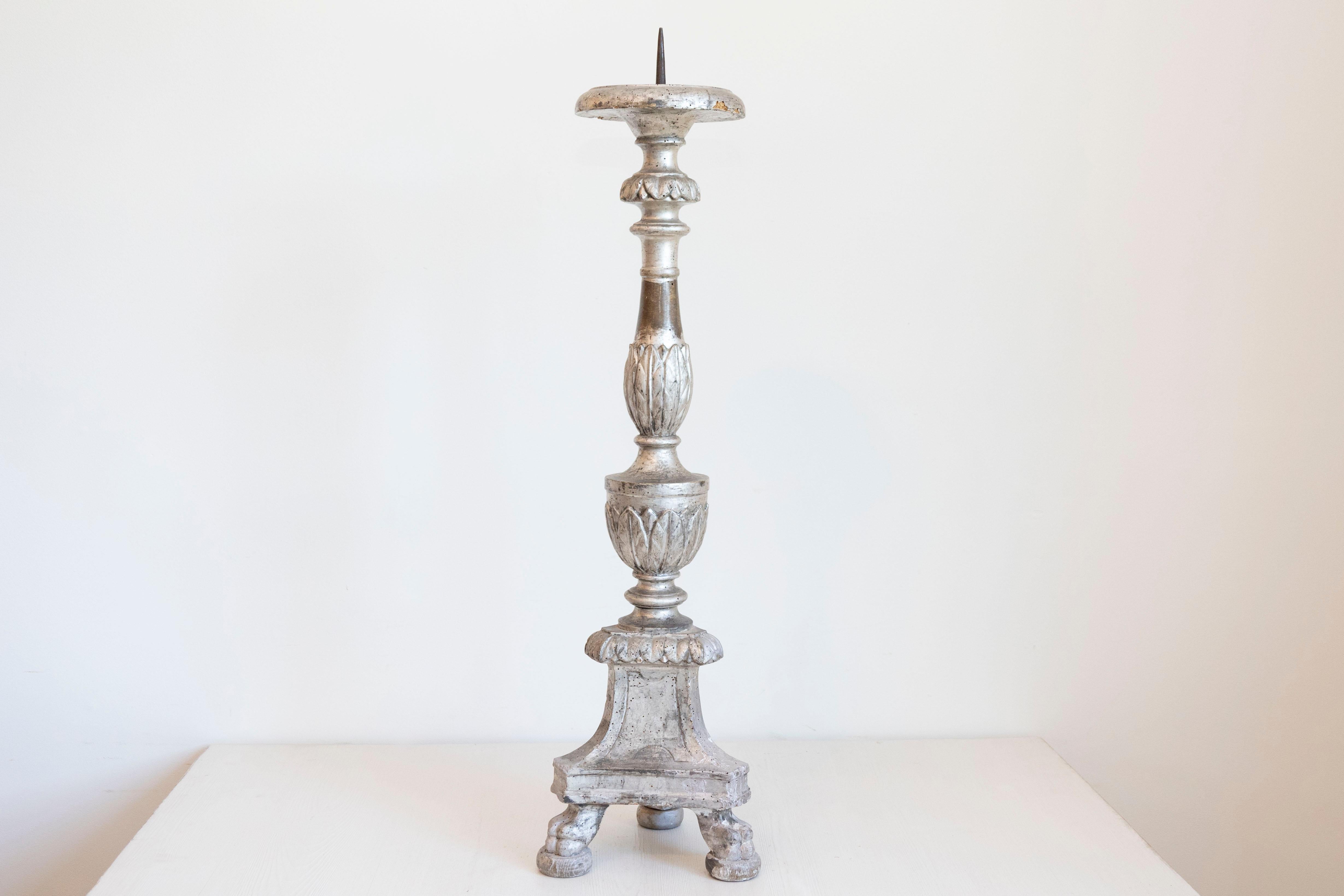 Pareja de candeleros italianos de plata del siglo XVIII con estrella dorada y hojas de agua siglo XVIII y antes en venta