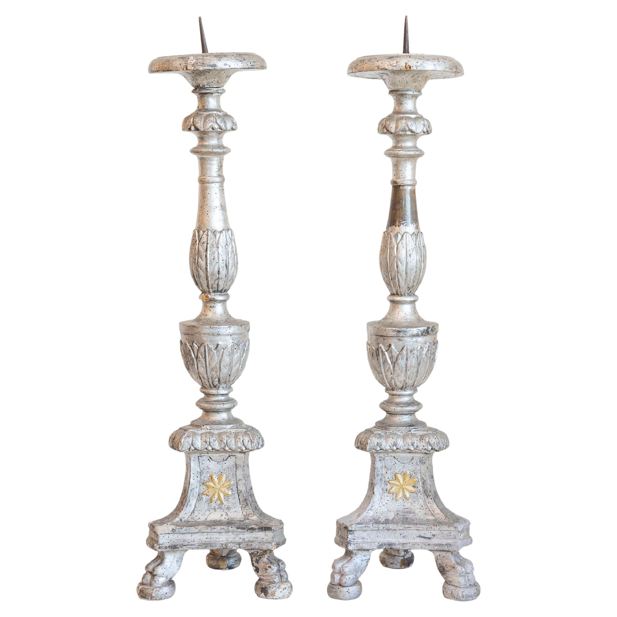Pareja de candeleros italianos de plata del siglo XVIII con estrella dorada y hojas de agua en venta