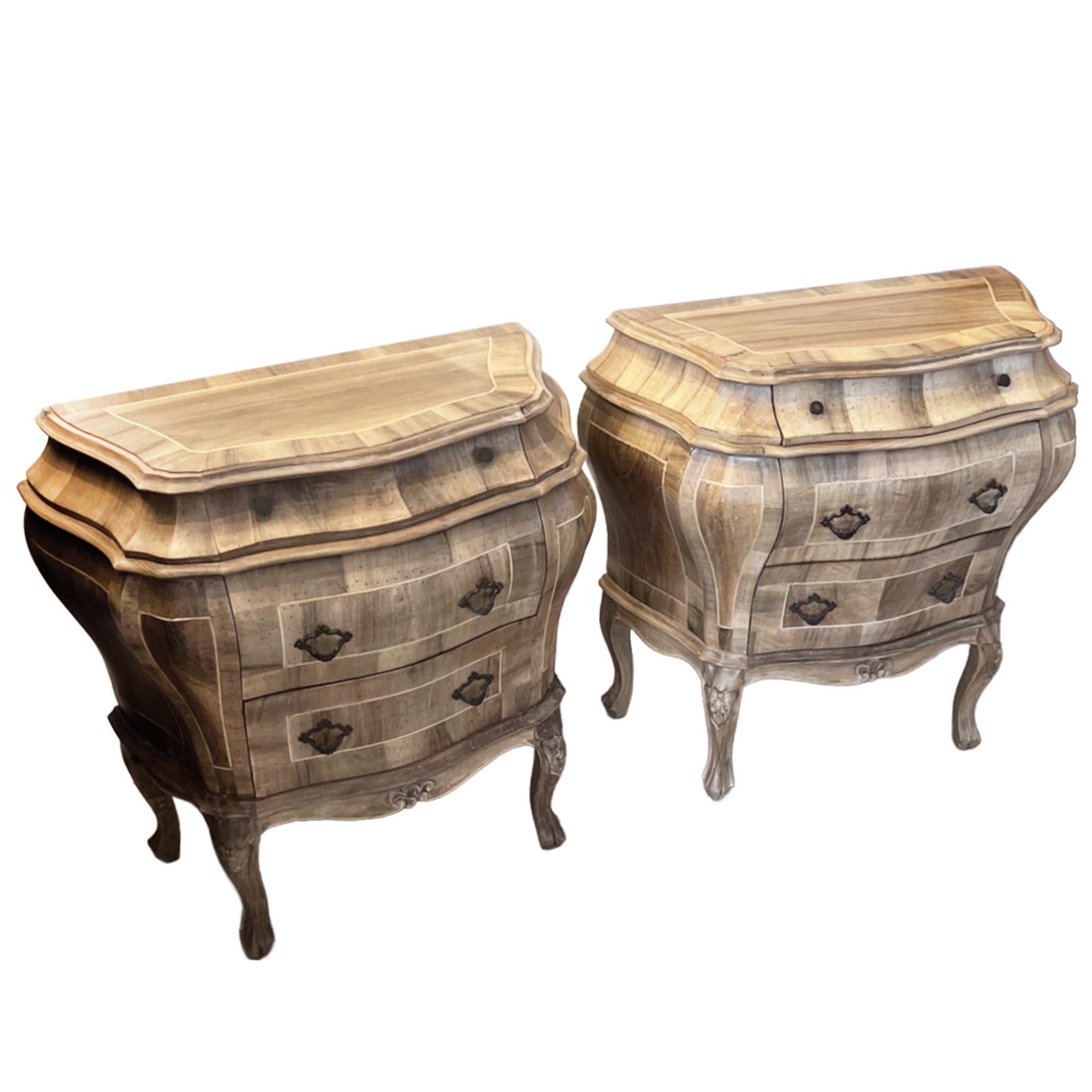 Cette paire de commodes italiennes à bombe présente la silhouette voluptueuse et courbée classique et a été magnifiquement réalisée dans les années 1950.

Fabriqué en noyer avec un motif de placage incrusté, de jolies figures disposées de manière